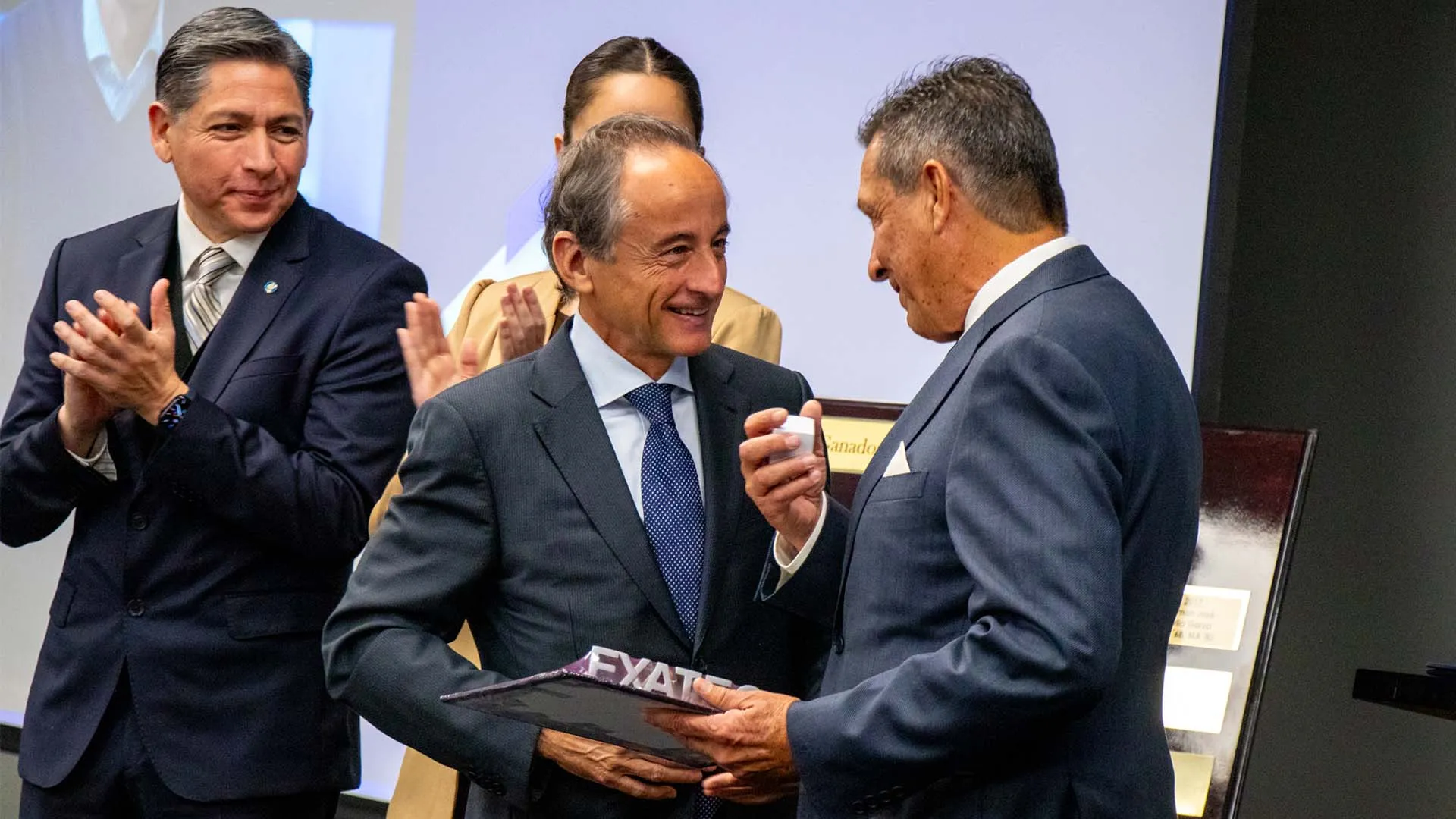 Eduardo Tricio Haro recibe el Premio al Mérito EXATEC