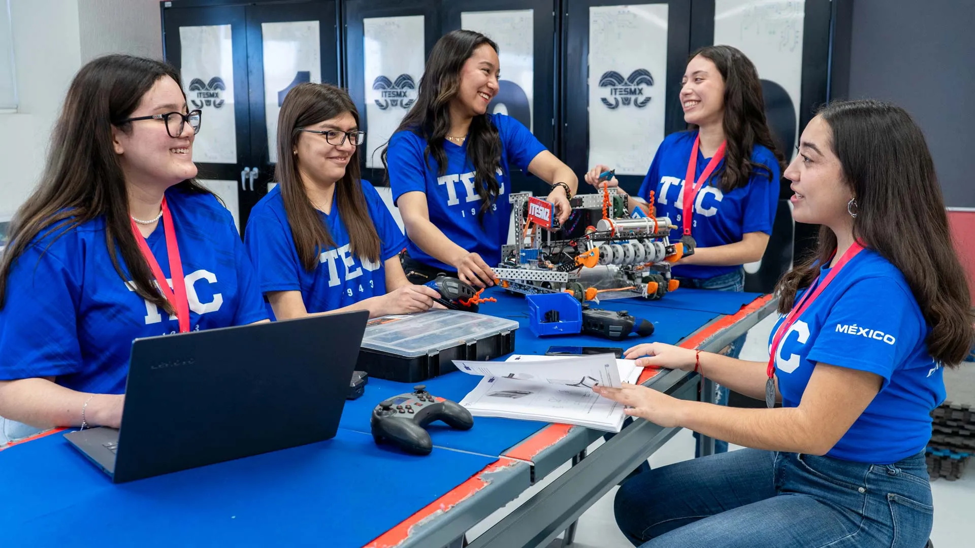 Equipo de Tec Campus Saltillo triunfa en torneo de robótica girl powered