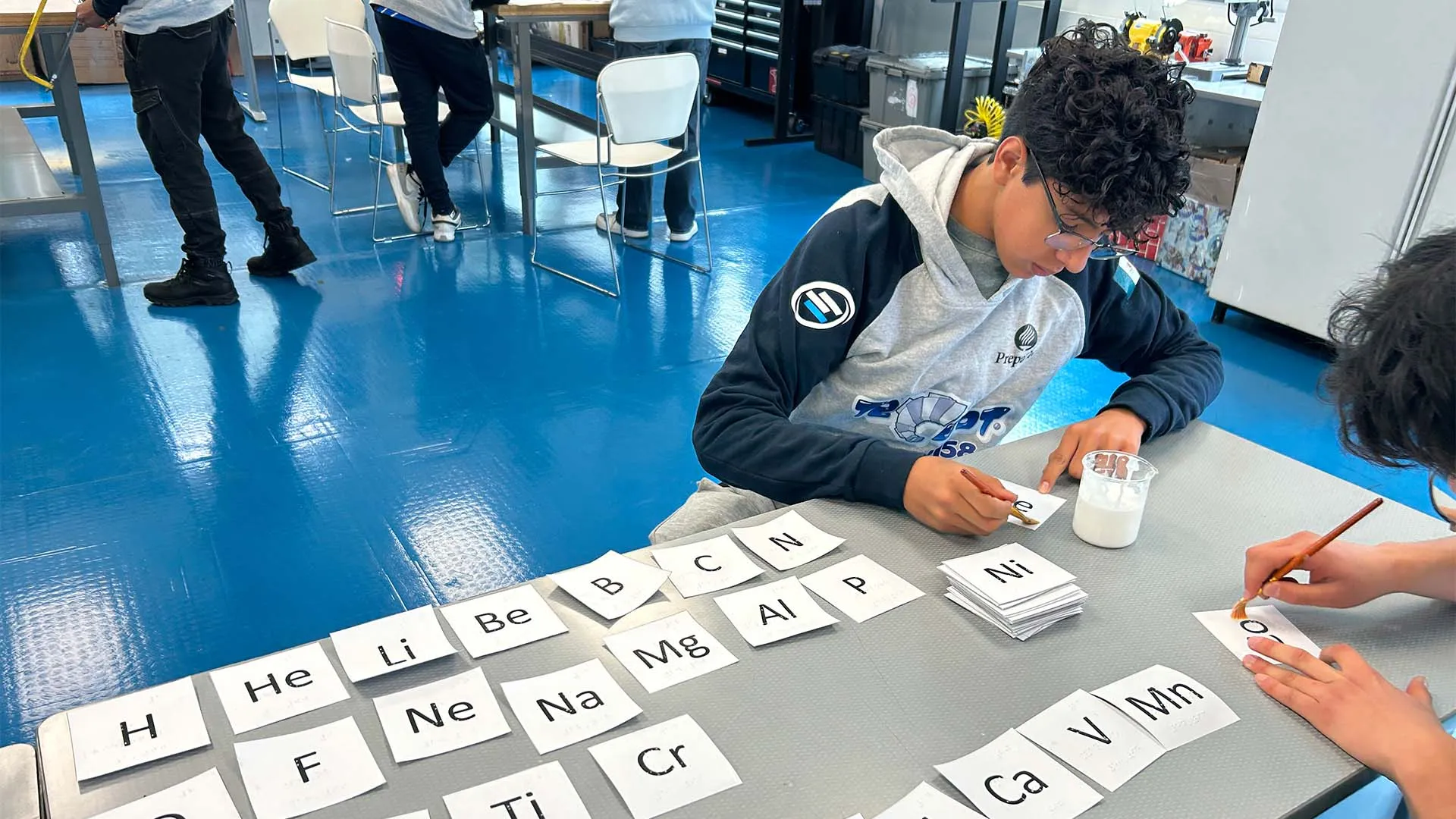 Estudiantes de PrepaTec desarrollan tabla periódica en braille