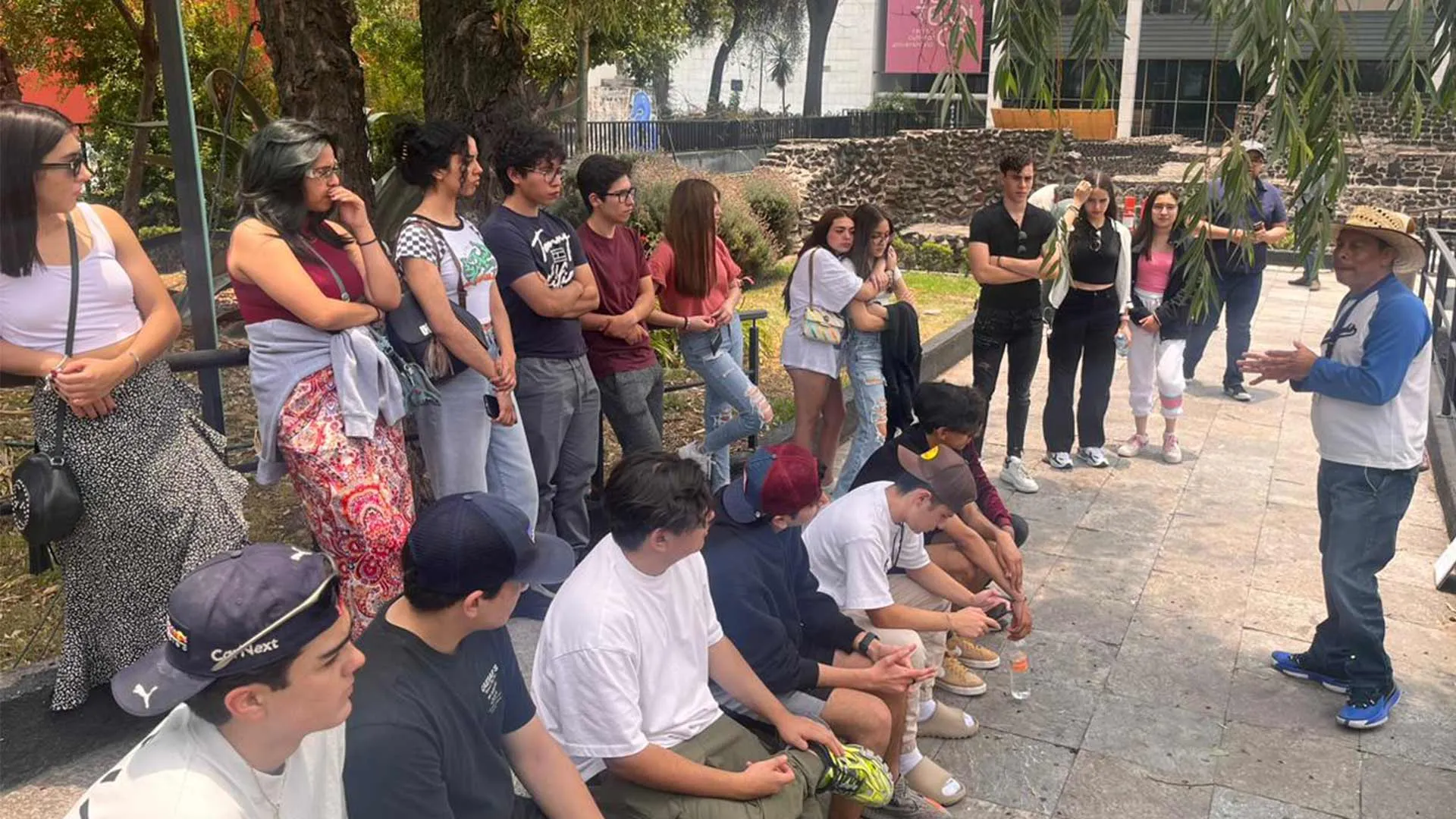 Alumos de PrepaTec Ciudad Juarez tomando un tour en la Plaza de las Tres Culturas
