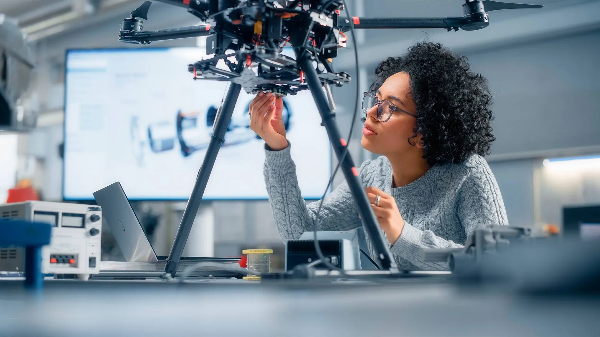 Experta TEC hace llamado urgente: más Mujeres en Carreras STEM