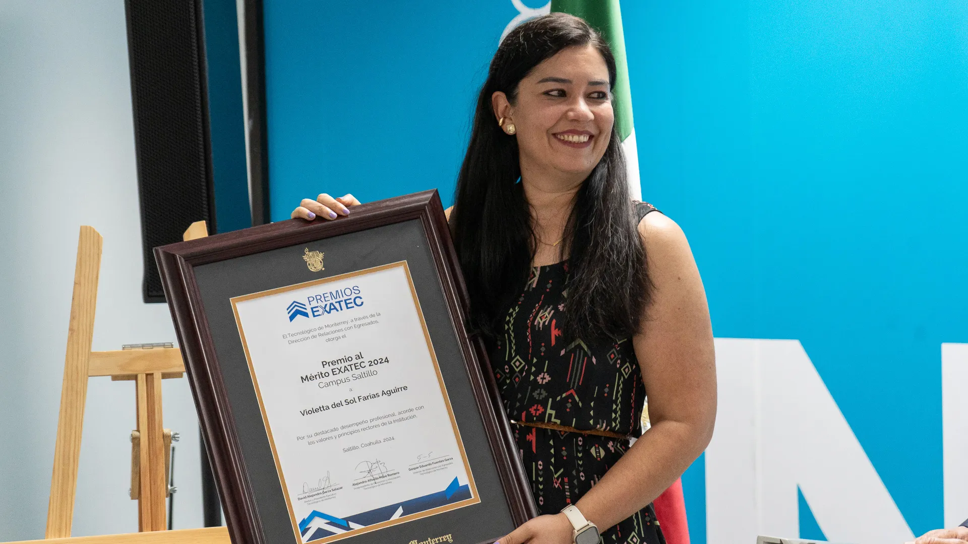 Fundadora de Voluntarios México recibiendo premio EXATEC