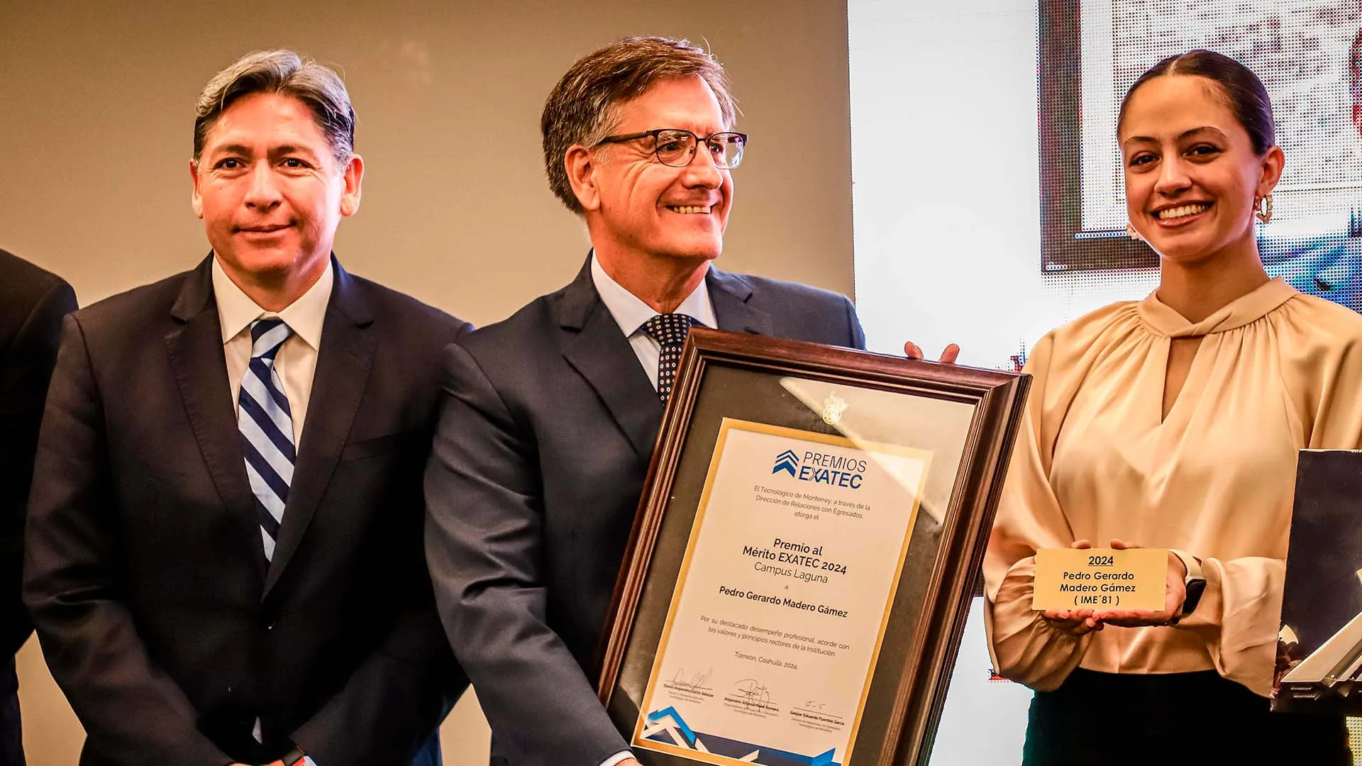 Empresario Pedro Madero sostiene el galardón Premio al Mérito EXATEC 2024 otorgado por el Tec de Monterrey campus Laguna