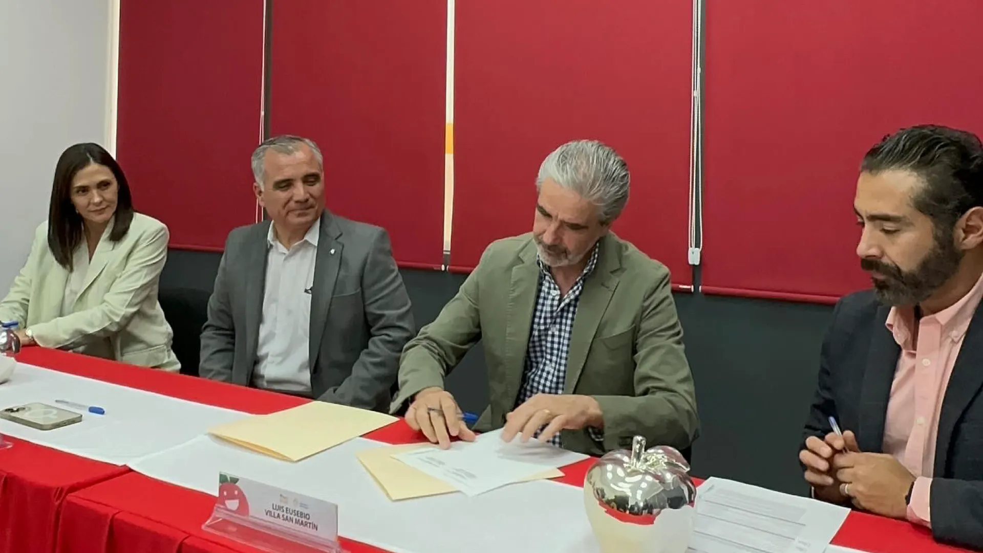Firma de convenio Tec campus Puebla con banco de alimentos
