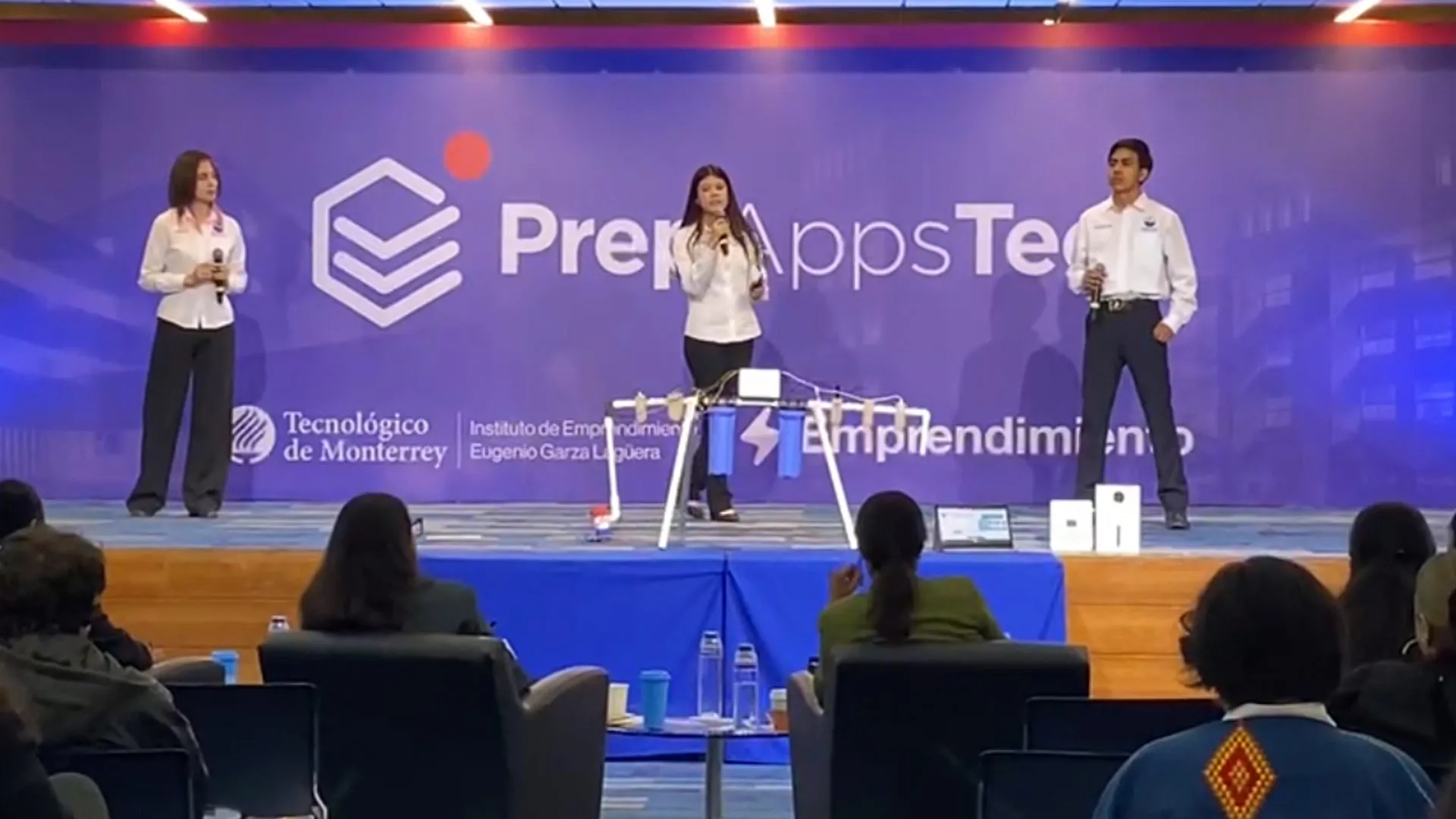Alumnos PrepaTec Navojoa presentando el proyecto Water One en PrepApps 2024