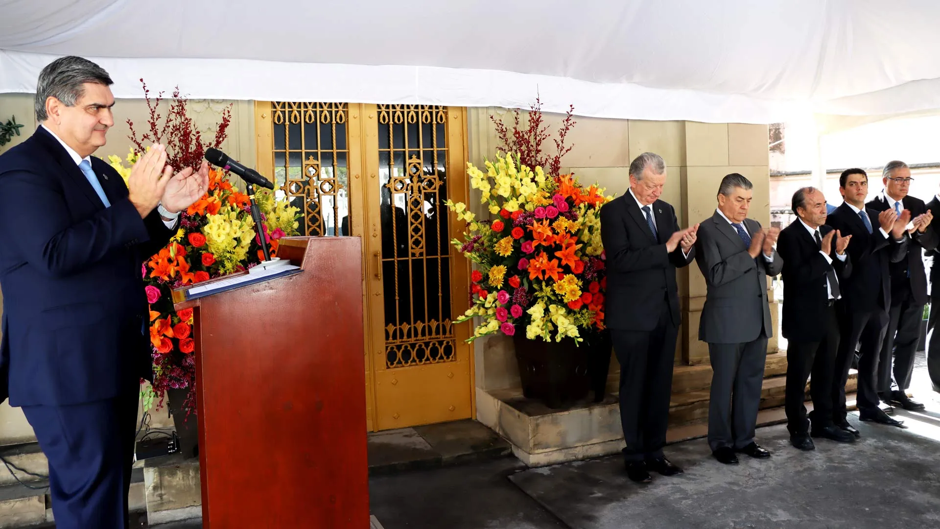 Directivos durante la guardia de honor en el Panteón del Carmen.
