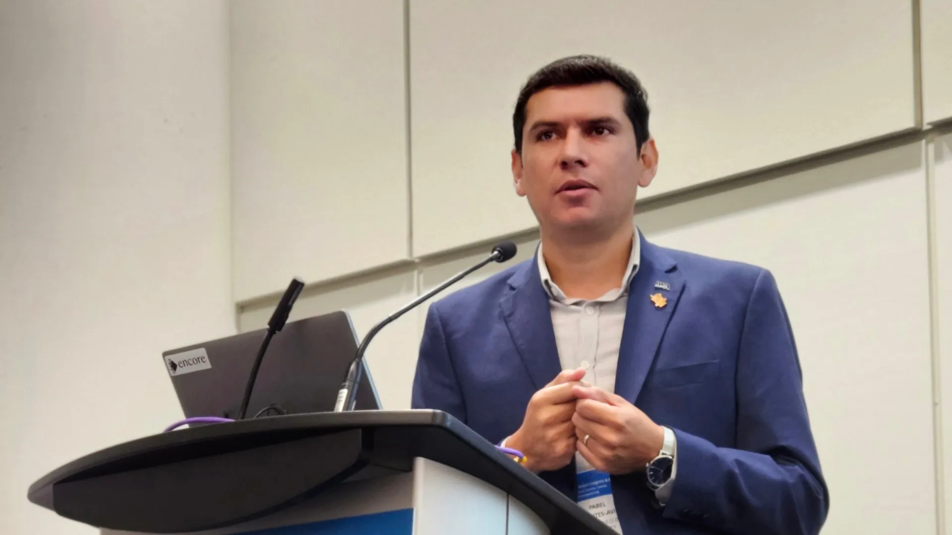 Profesor Tec campus Puebla presenta estrategia ante la International Water Association