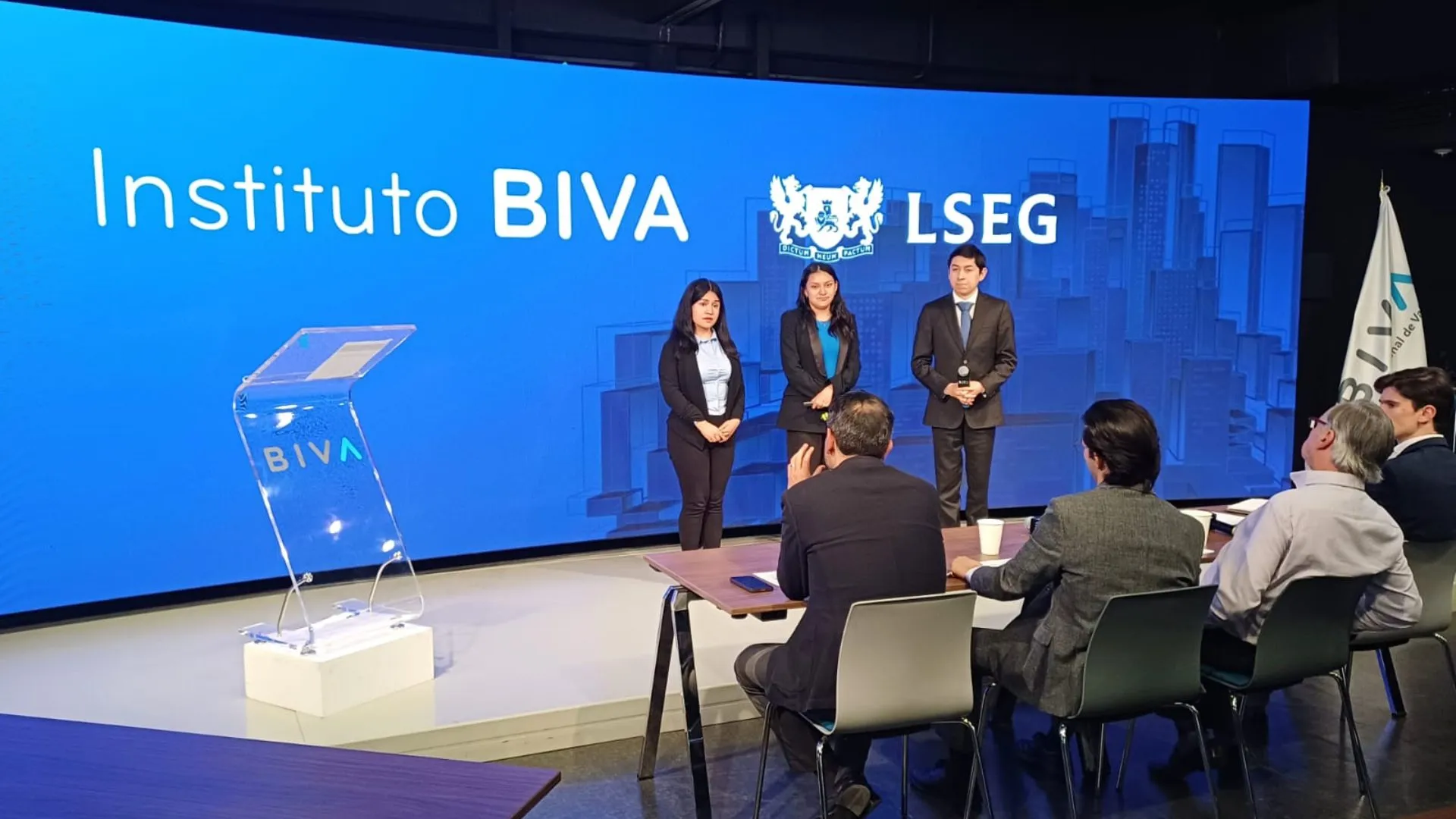 Alumnos del Tec campus Puebla ganan tercer lugar en concurso internacional FINANHACK