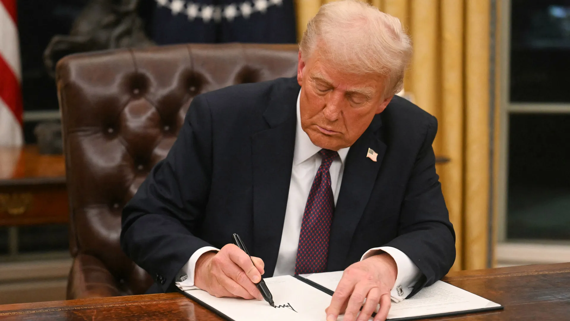 Trump firma orden ejecutiva en la Casa Blanca