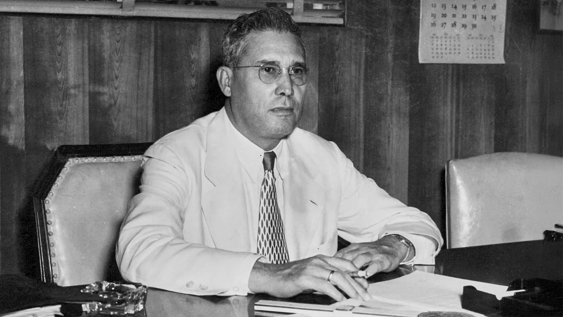 ​ Rómulo Garza Guerra fue un empresario regiomontano visionario cuya determinación y valores lo llevaron a dejar una huella en la industria y en el desarrollo social de México.    En 1943, junto con otros empresarios como don Eugenio Garza Sada, participó en la fundación del Tecnológico de Monterrey, con la visión de formar profesionales que contribuyeran al progreso del país.  Su legado perdura a través del Premio a la Investigación y la Innovación Rómulo Garza, que impulsa la investigación y destaca la im