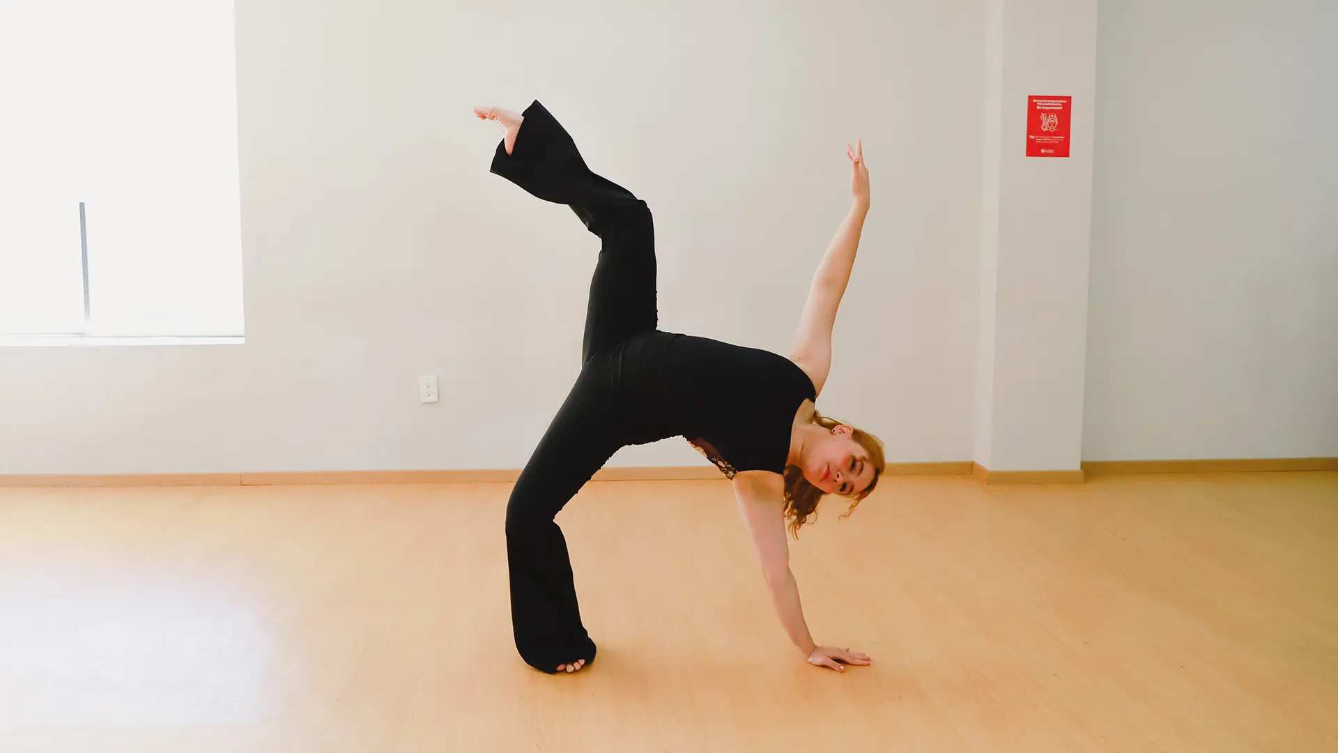 Alumna de baile de PrepaTec Laguna realiza un paso dancístico