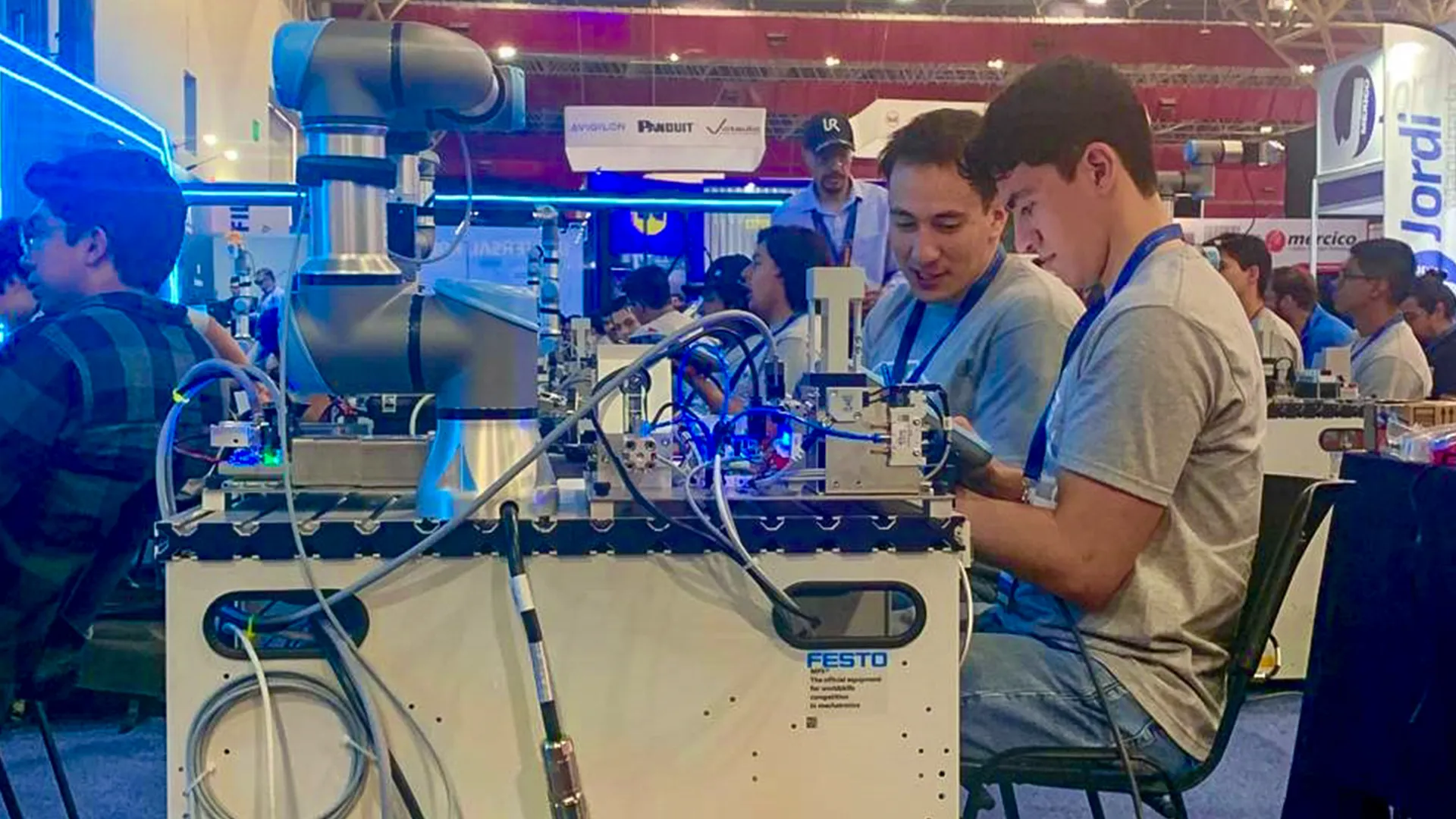 Alumnos Tec vencen en competencia de robótica