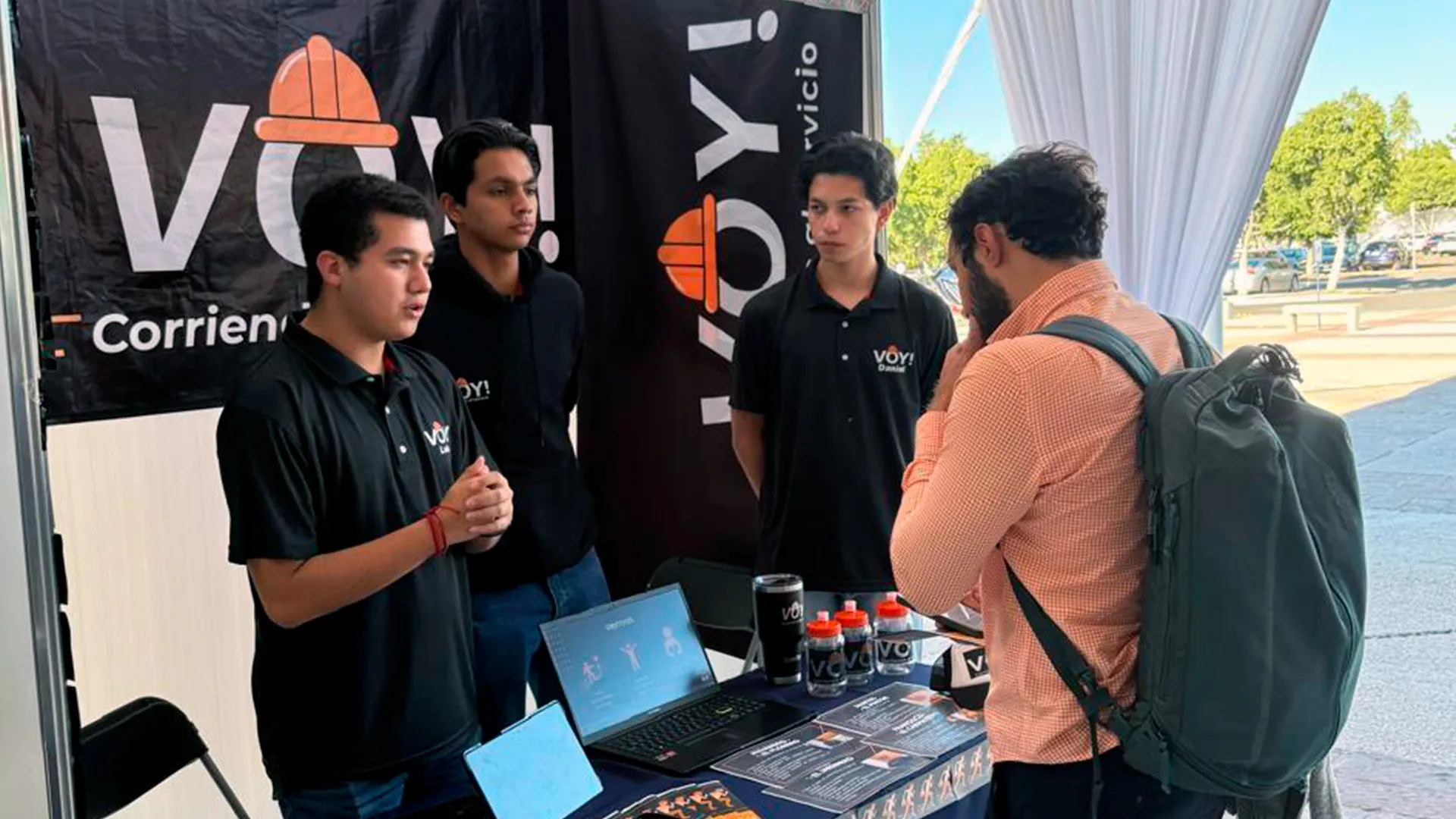Estudiantes presentaron la app que conecta a trabajadores informales con buscadores de servicio en un encuentro nacional