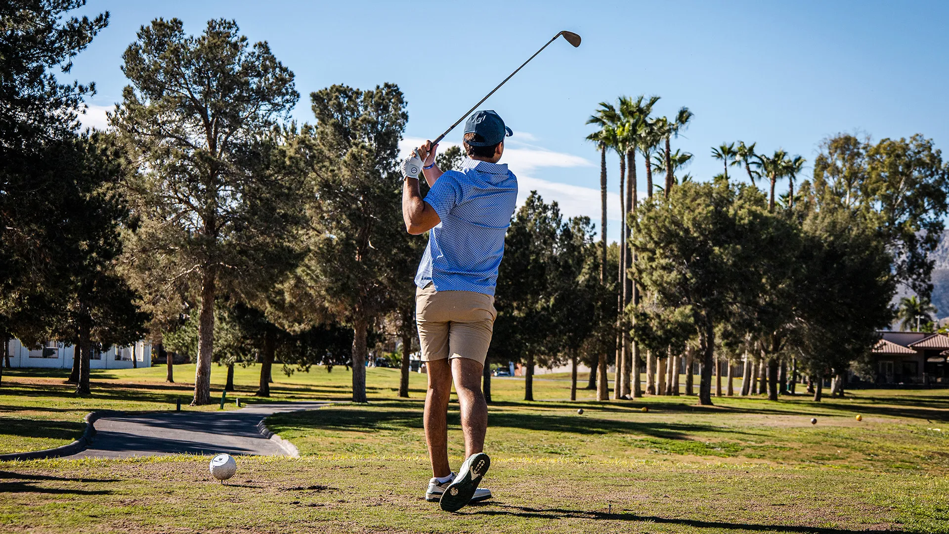 Golfista posa tras golpear pelota en el Torneo de Golf EXATEC Blue Open del Tec de Monterrey campus Laguna