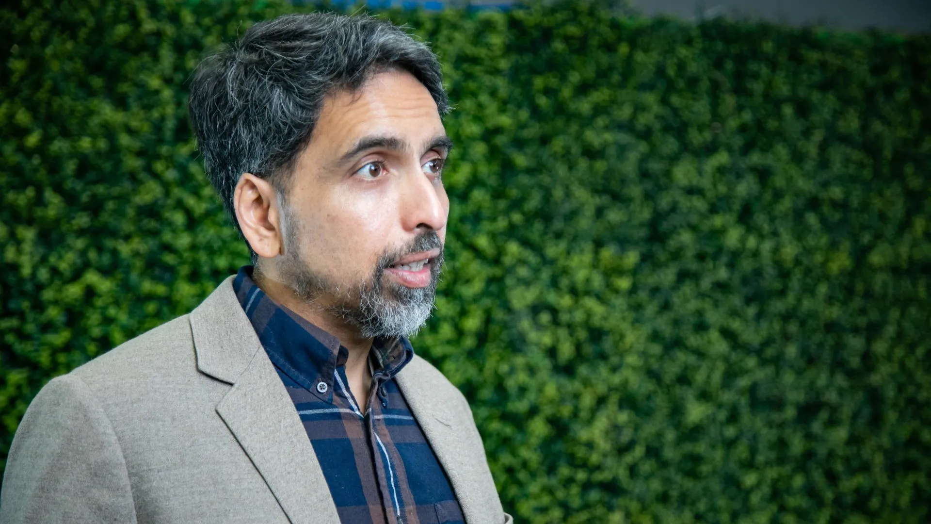 Sal Khan durante su entrevista con CONECTA en el Tec de Monterrey