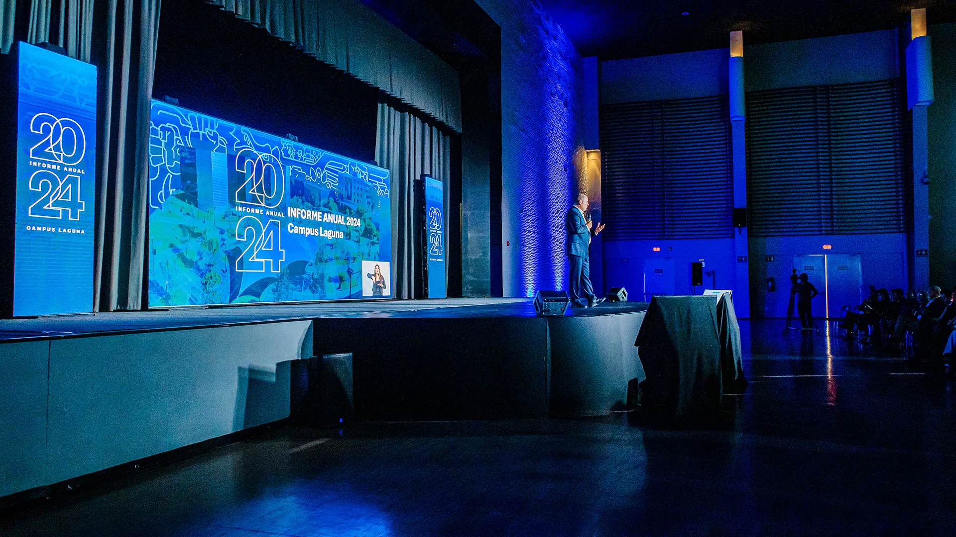 Agustín Hernández Castro, director general del Tec de Monterrey campus Laguna presenta el Informe Anual 2024 en un escenario