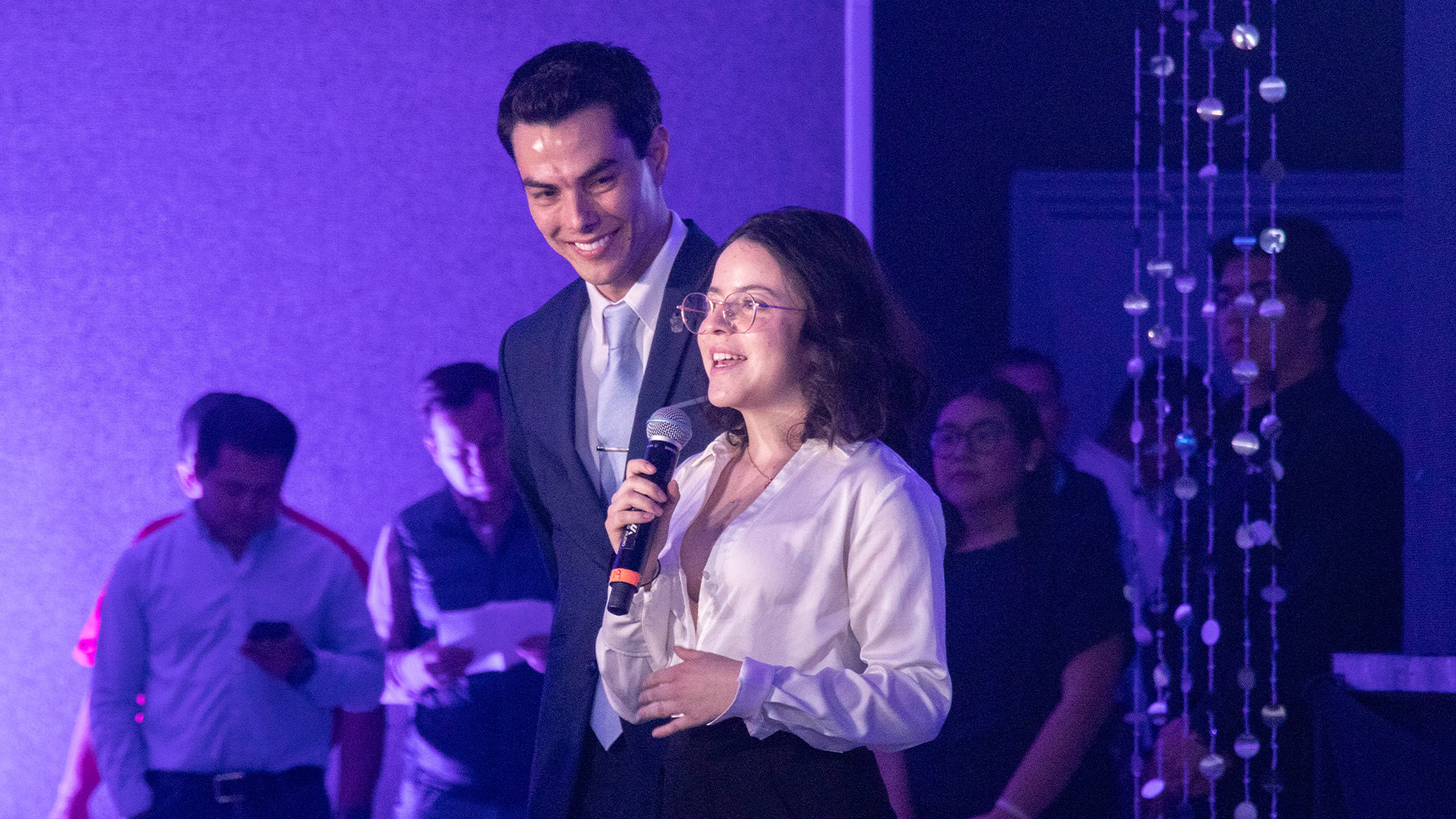 Carolina Villarreal dando un discurso por los 50 años de campus Saltillo