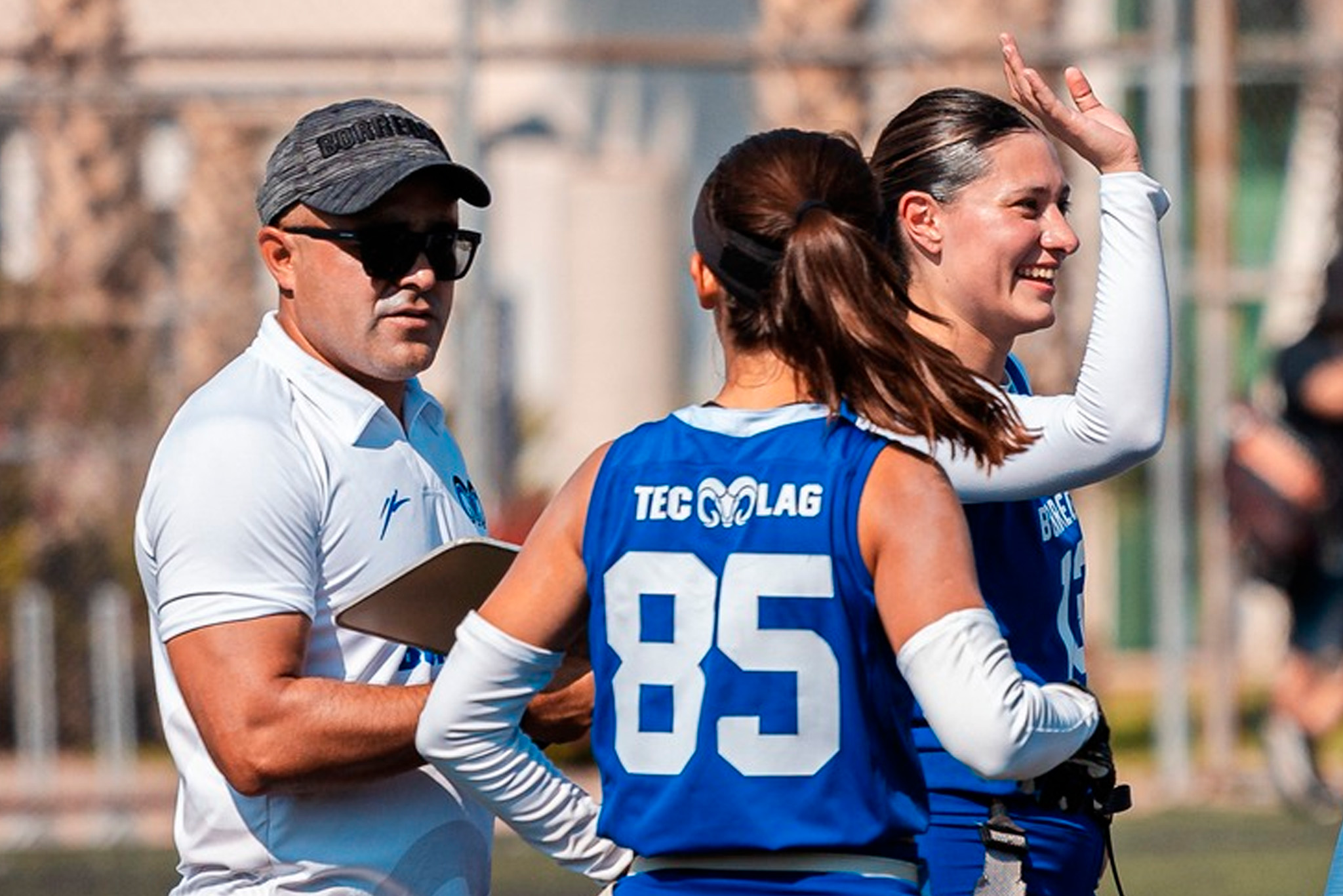 Coach de tochito bandera de Borregos Laguna da indicaciones a sus jugadores en partido