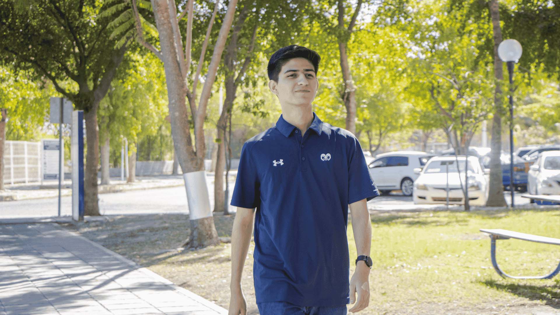 erick escamilla caminando en pasillo del tec