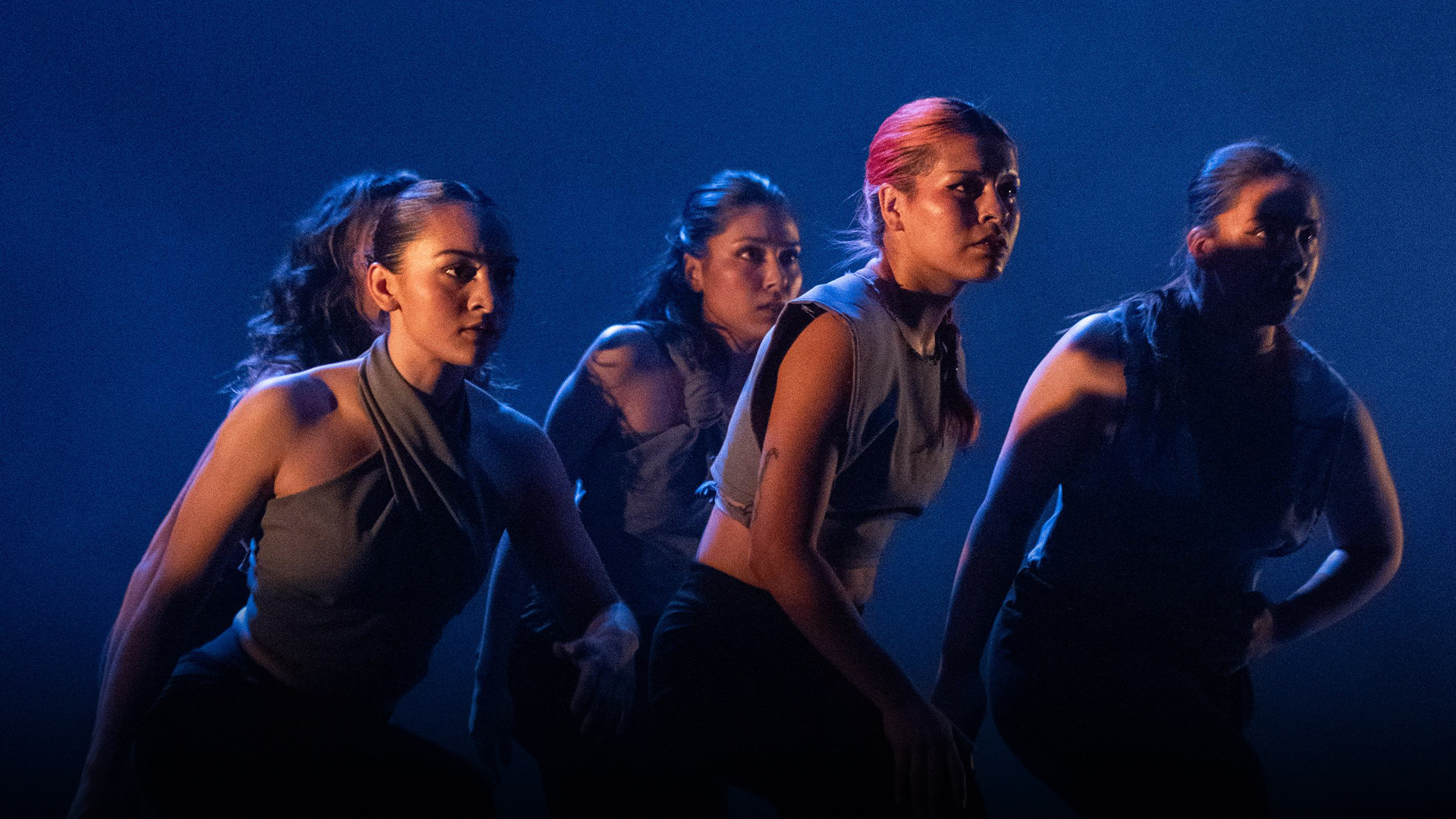 Cuatro bailarinas en el escenario.