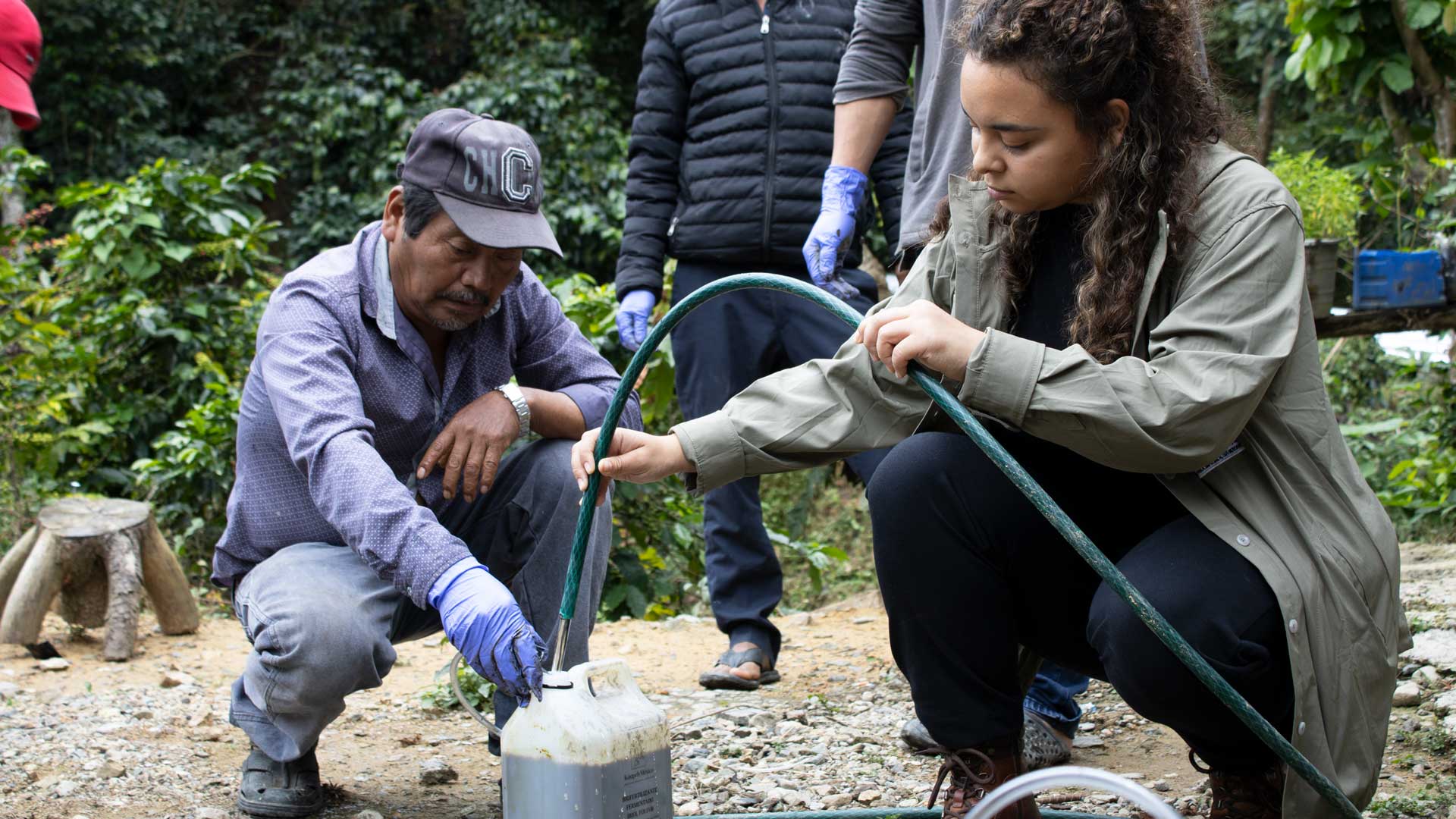 Nora Torres, fundadora de Káapeh México junto a un agricultor.
