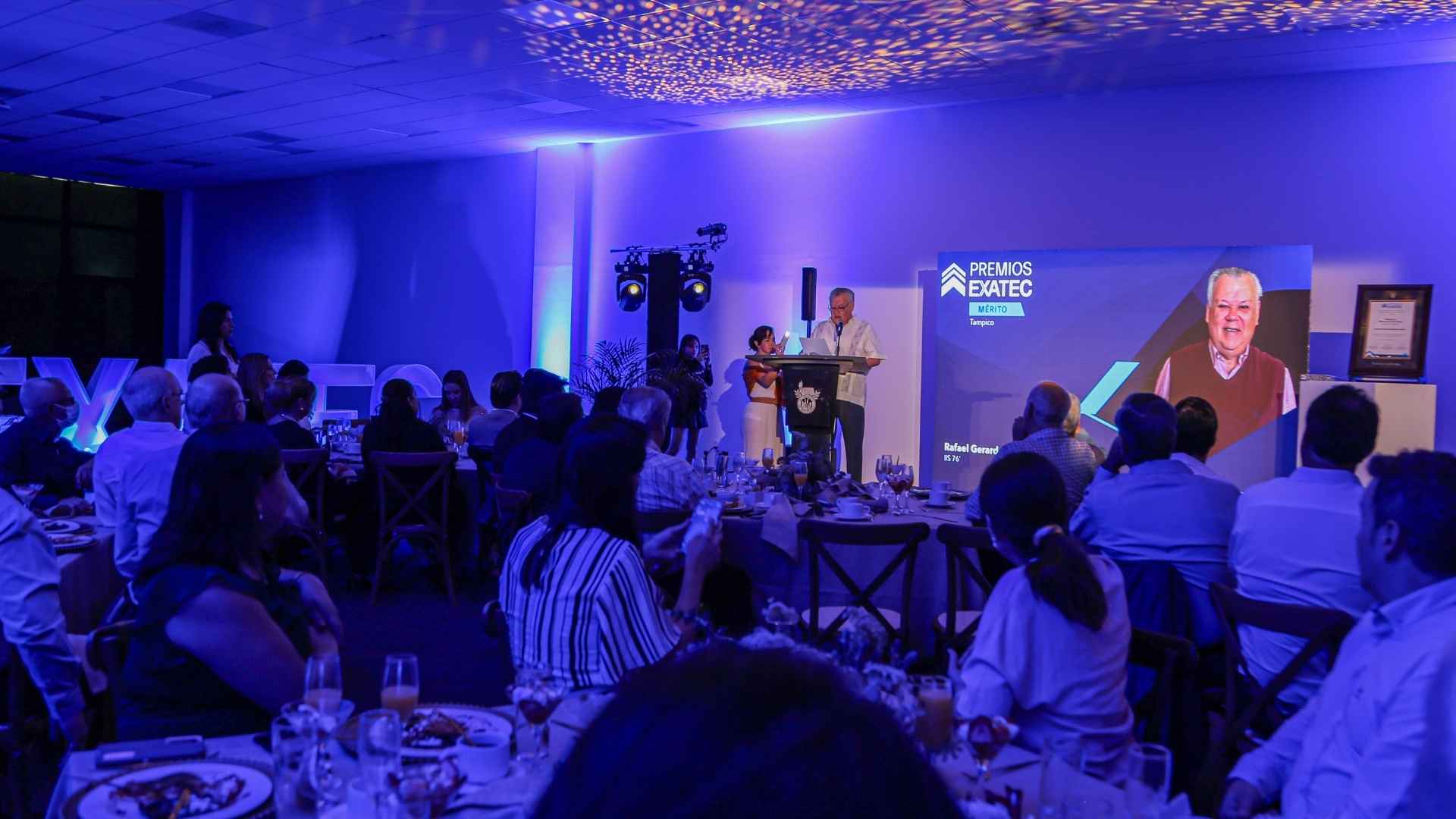 Tampiqueño Rafael González Acuña agradeciendo su premio al mérito EXATEC