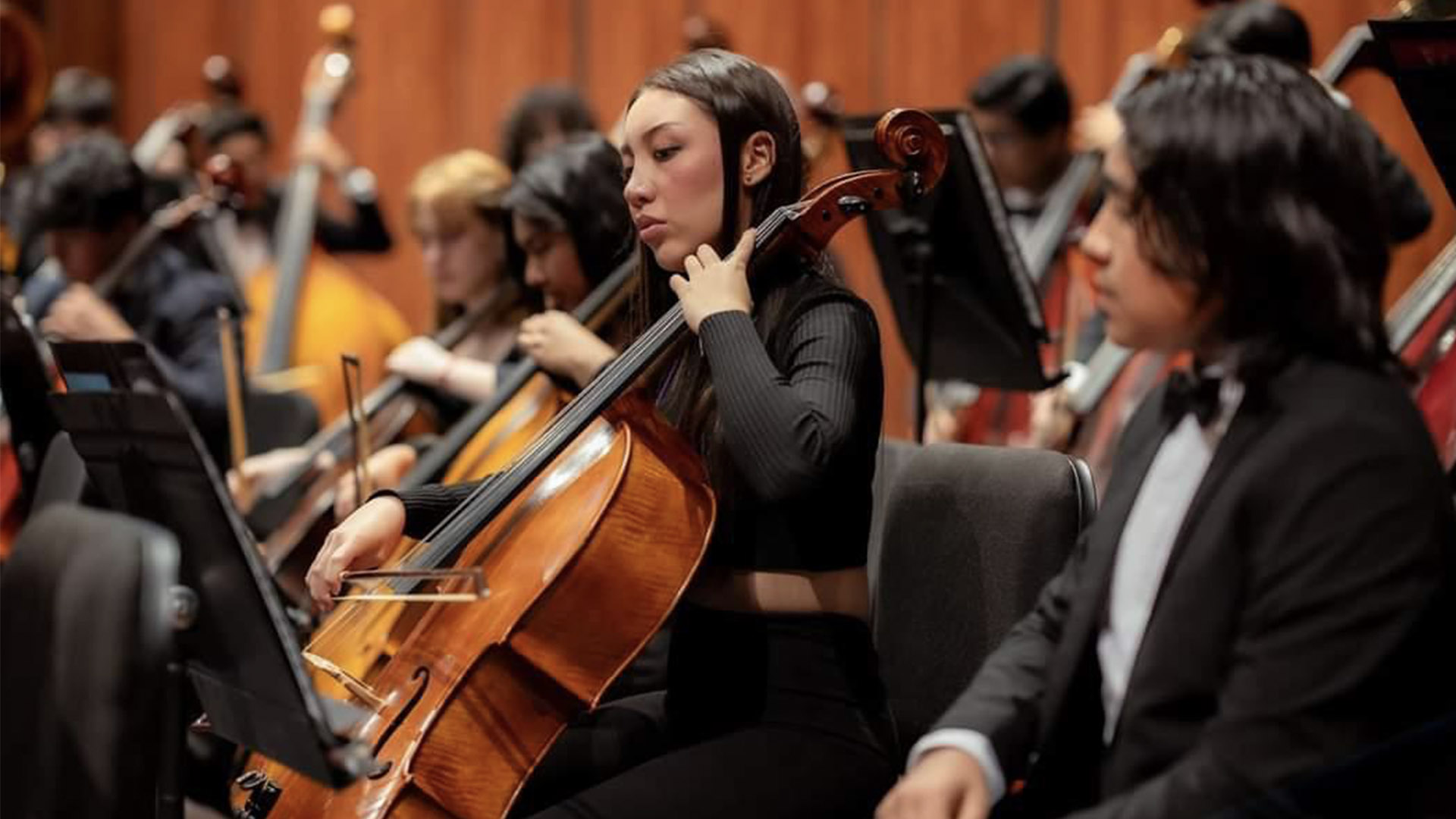 Alumna tocando cello en bellas artes