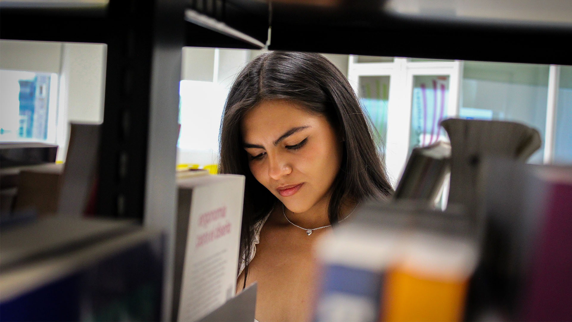 Lizeth Rosas en la biblioteca
