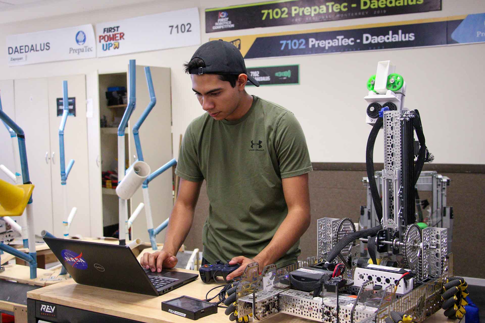 Beca robótica, alumno de PrepaTec Guadalajara ganó el premio Dean's List del certamen FIRST.