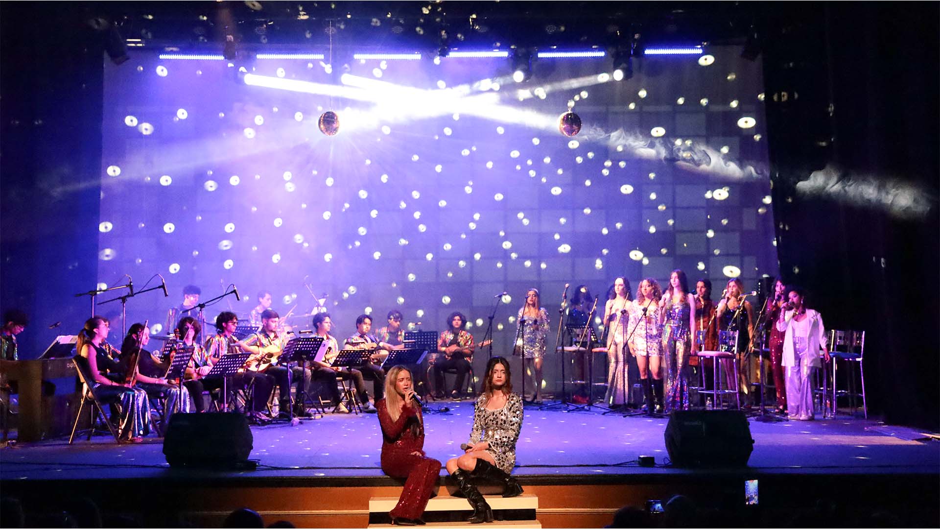 Estudiantes en el escenario de la obra