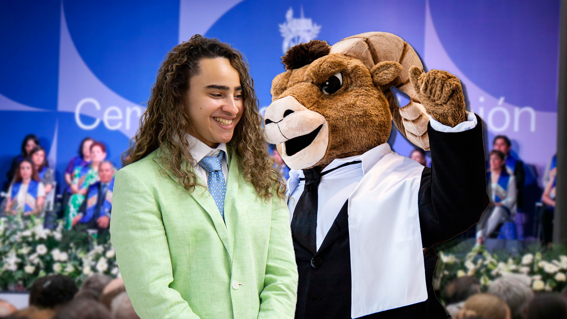 Estudiante con traje verde celebra su graduación de la generación mayo 2025 de PrepaTec Laguna 