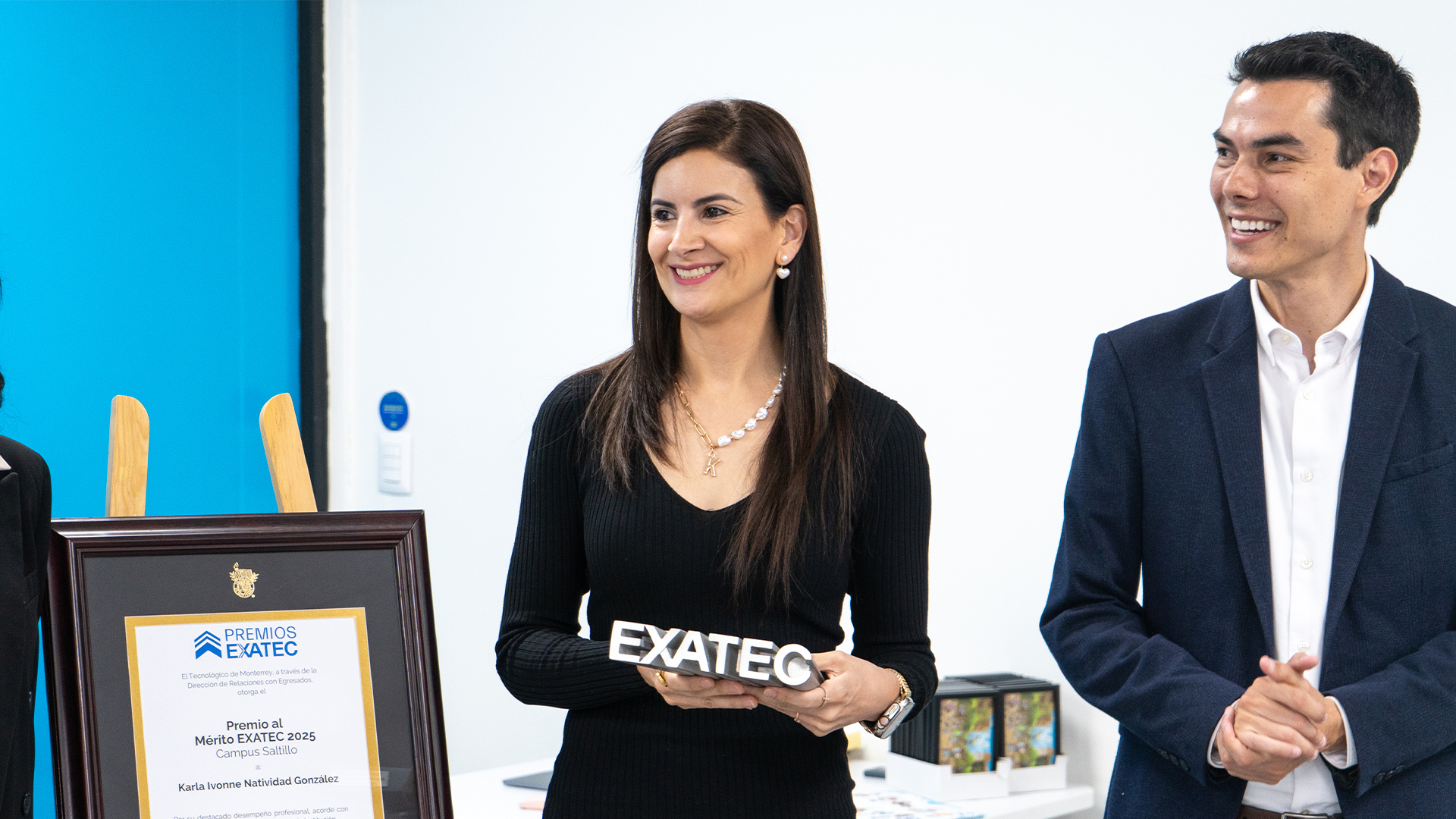 Karla Natividad recibiendo el Premio al Mérito EXATEC