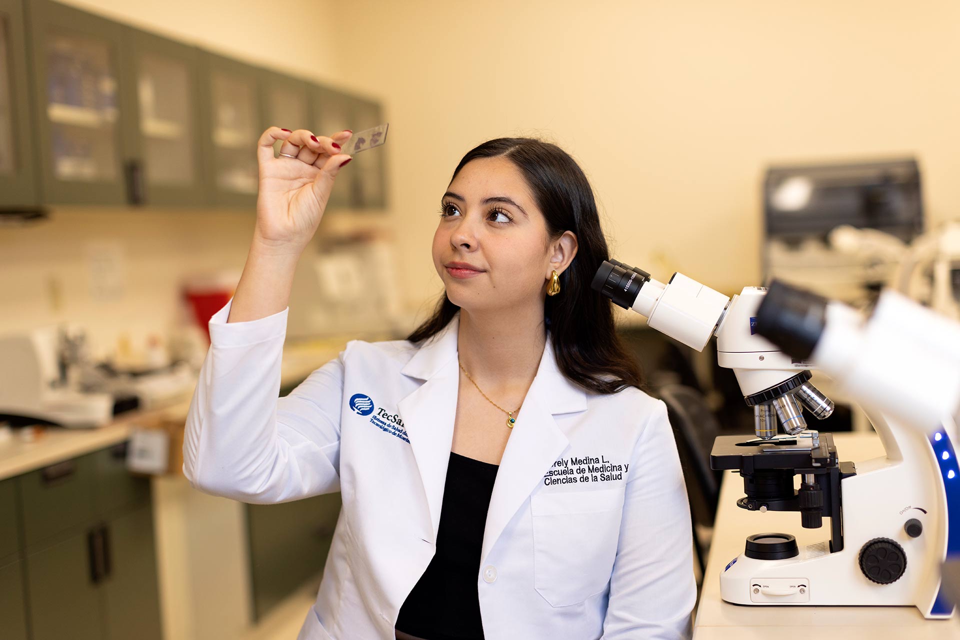 Investigación espacial, alumna de medicina Dorely Medina presentará proyecto en congreso aeroespacial.