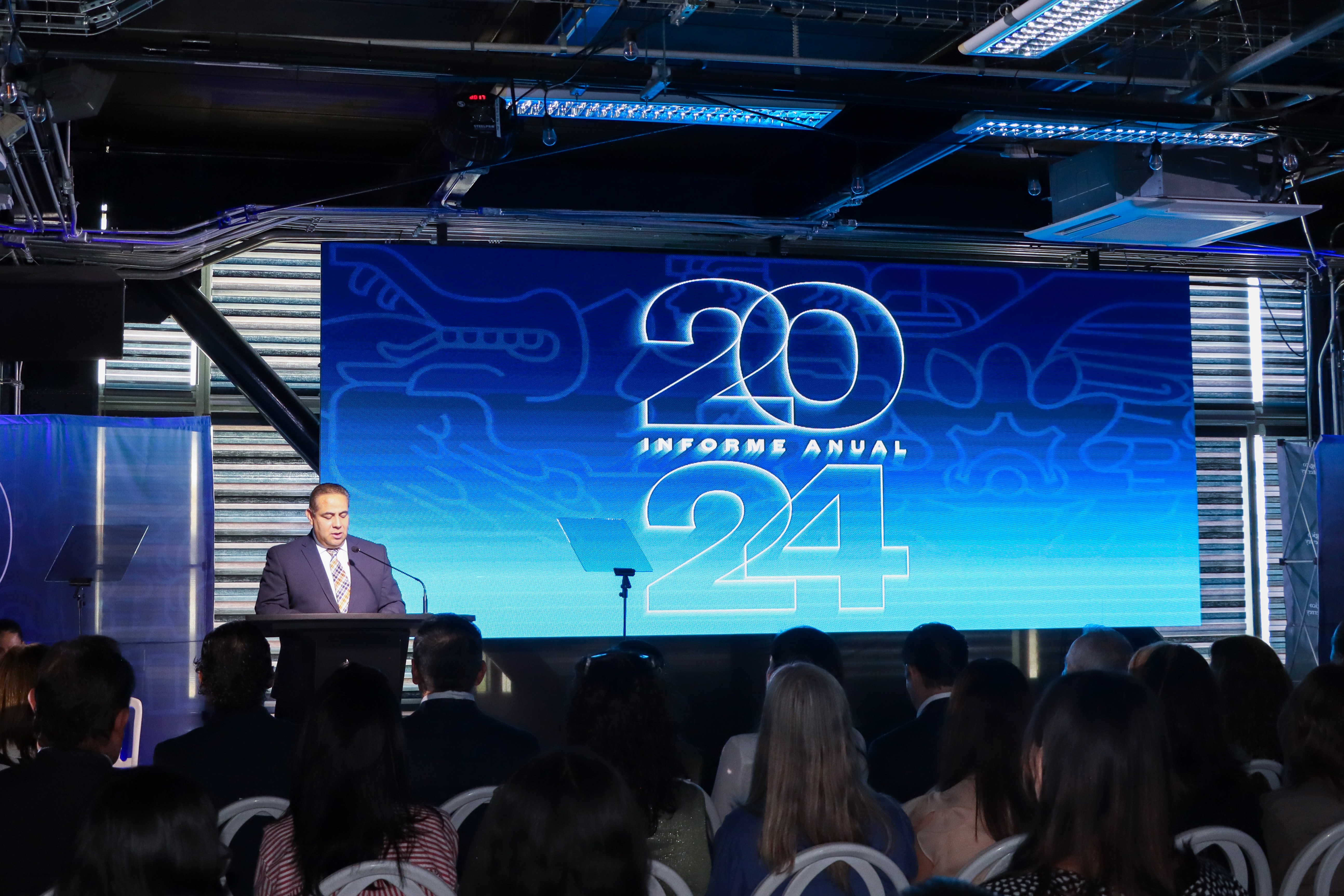Director general presentando en informe anual 2024