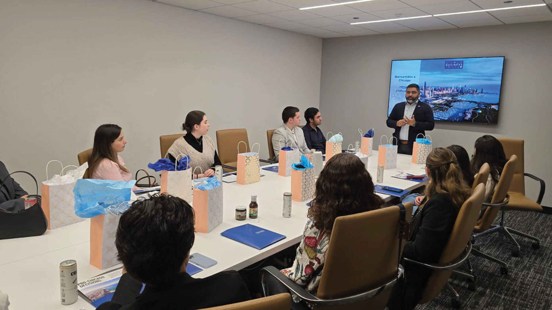 Estudiantes de campus Chihuahua llevan empresas mexicanas a misión comercial en EEUU