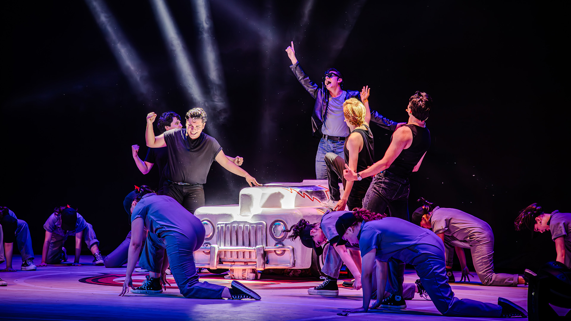 Estudiantes Tec presentan canción Grease Lightning en el Teatro Isauro Martínez