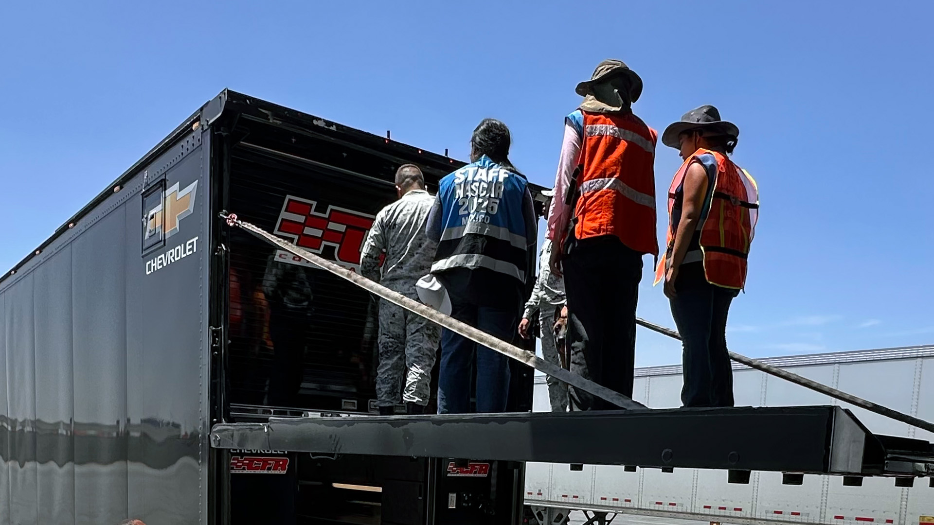 Estudiantes del Tec revisaron pedimentos y el proceso migratorio de la NASCAR hacia México