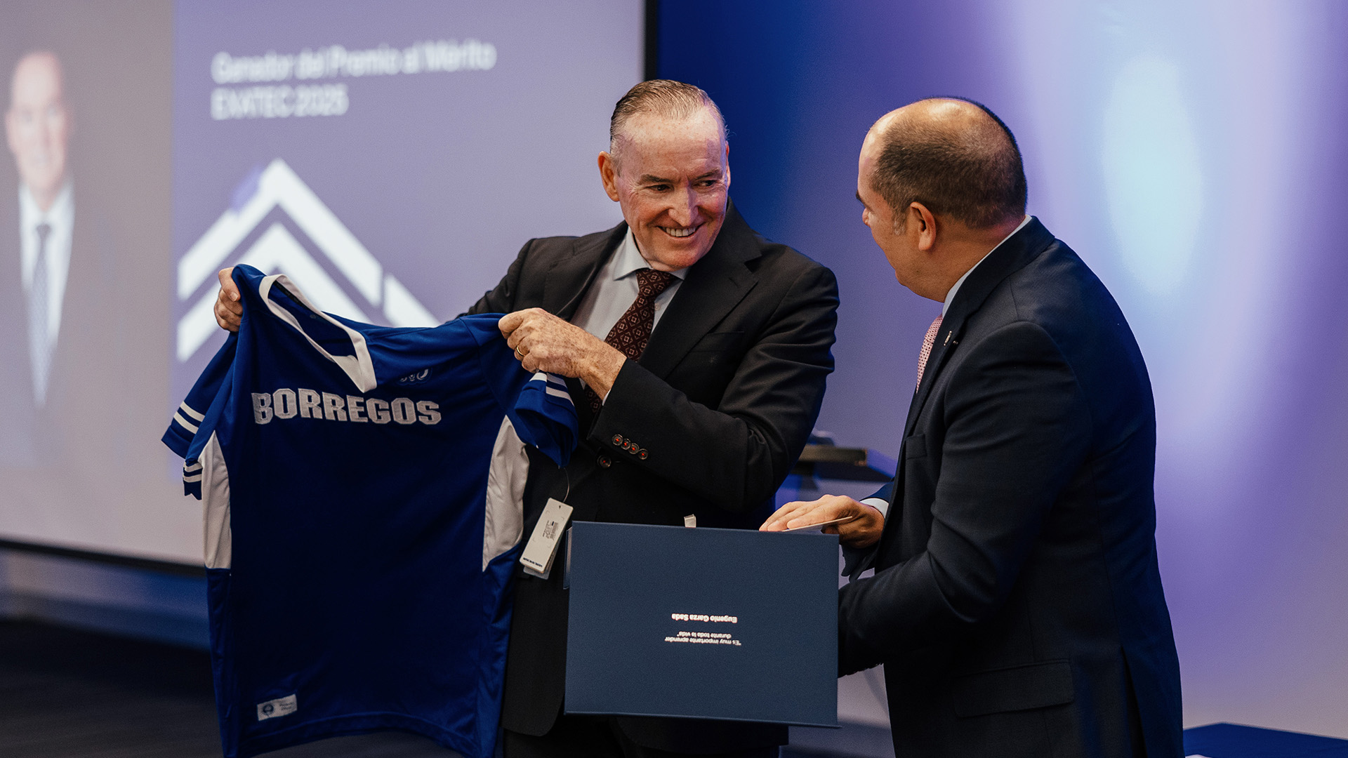 Ricardo Martín Bringas, director general de Organización Soriana, recibe el Premio al Mérito EXATEC 2025 de manos del director general del Tec de Monterrey campus Laguna