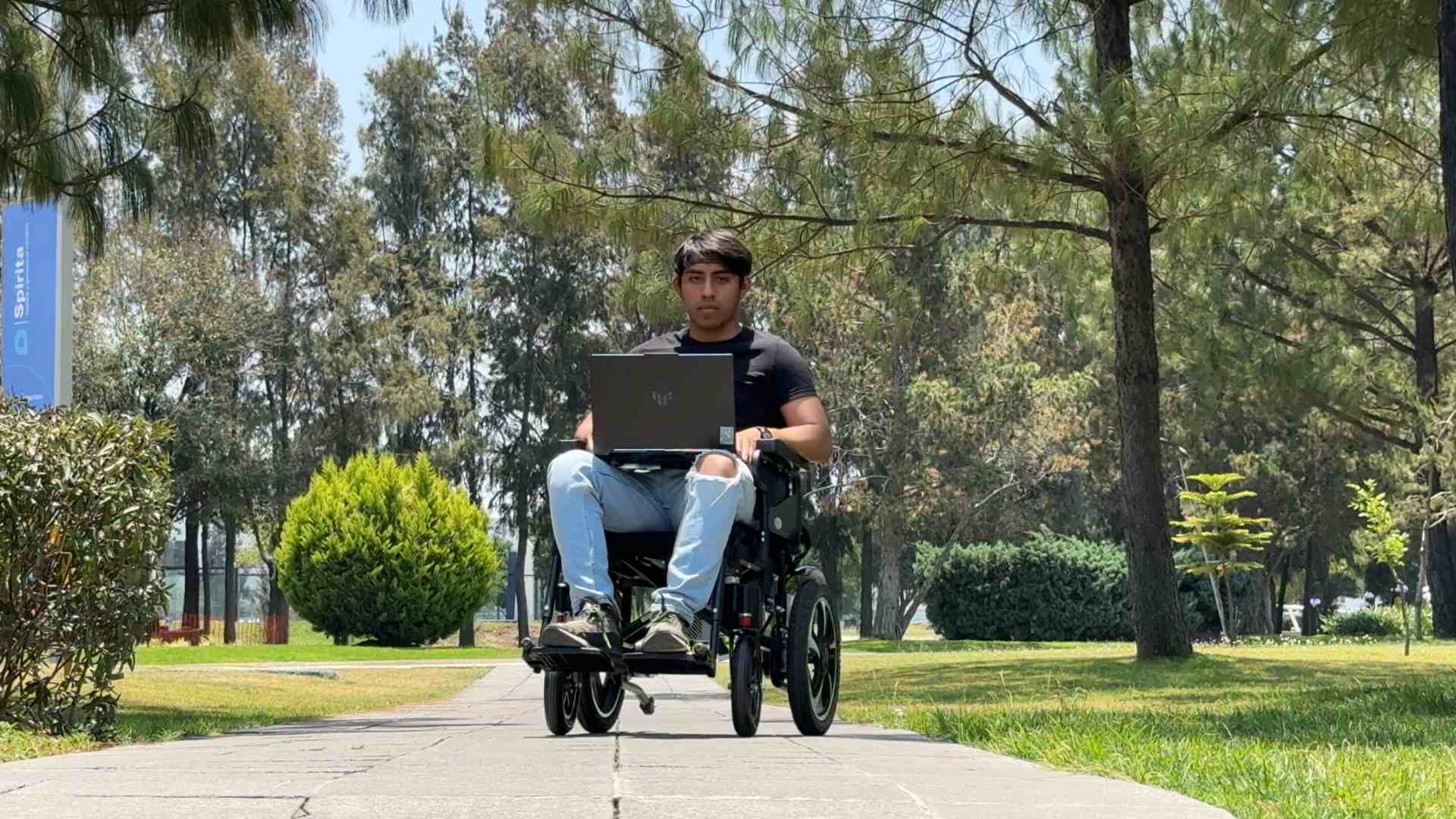 Alumnos del Tec campus Puebla desarrolló una silla de ruedas que se puede controlar con la mente