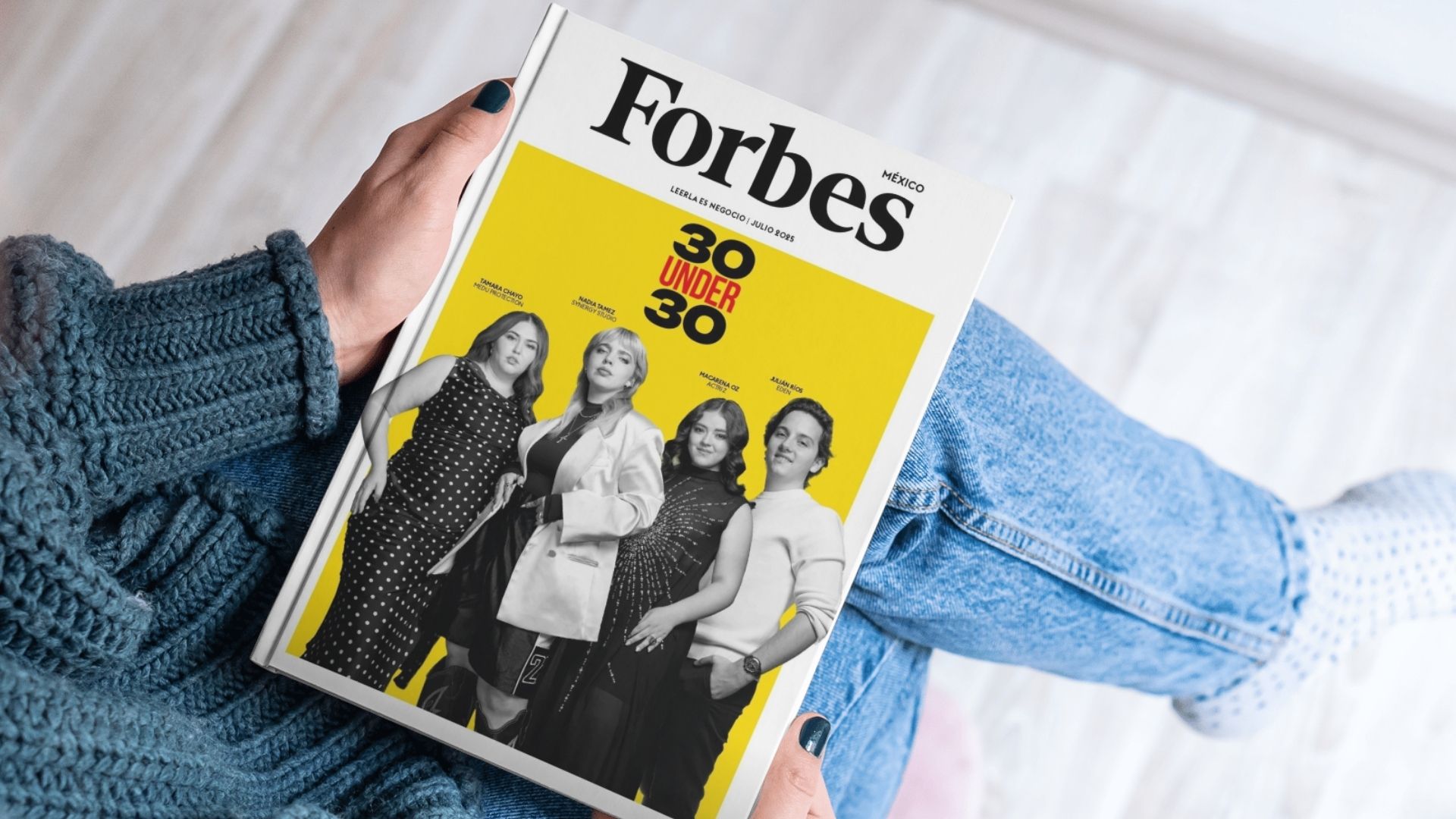 Manos de joven sosteniendo la portada de 30 Under 30 de Forbes México