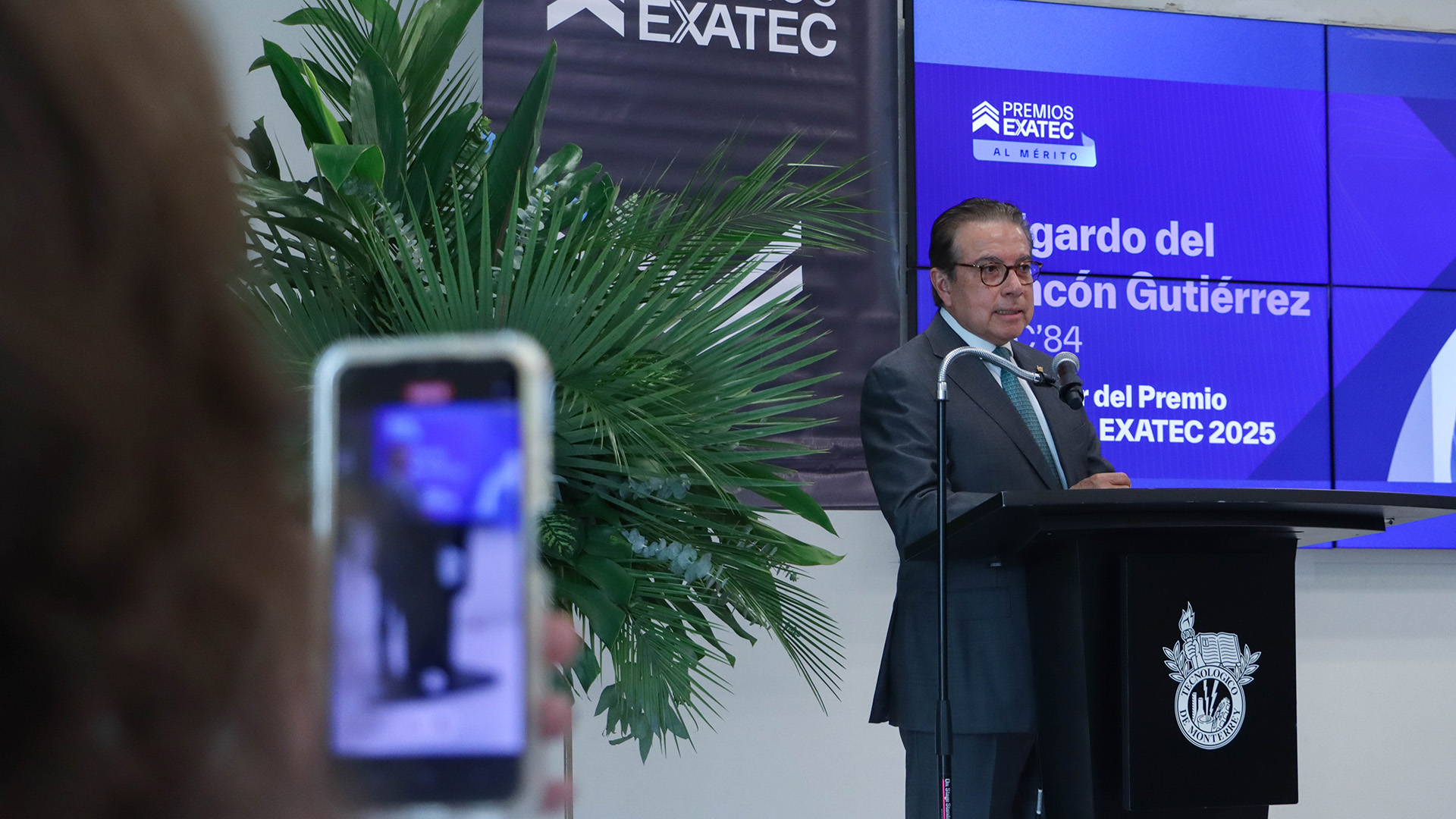 Edgardo del Rincón dando un discurso en ceremonia de premiación