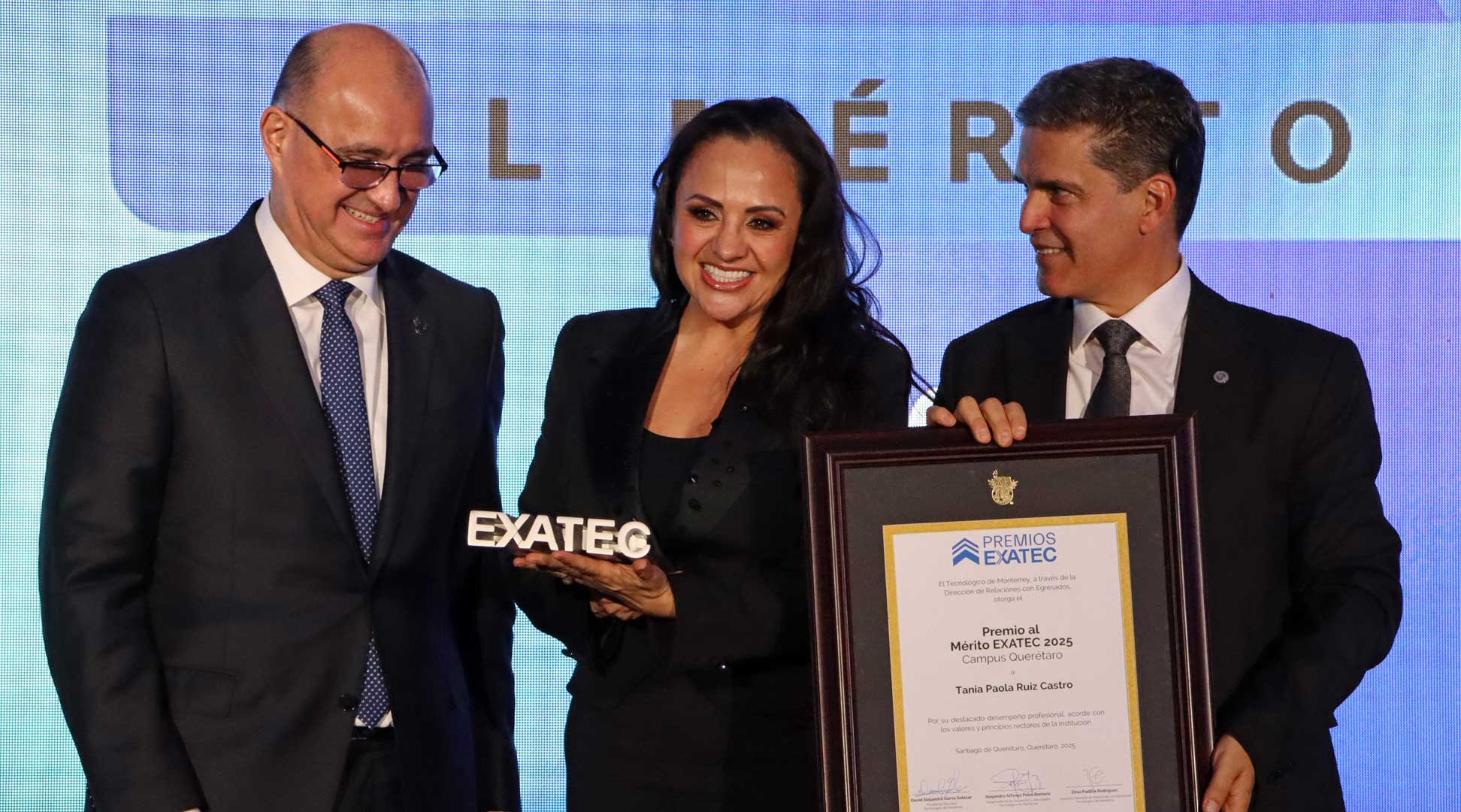 Tania Paola Ruiz Castro, recibió el Premio al mérito EXATEC por su contribución y generosidad a la sociedad civil queretana. 