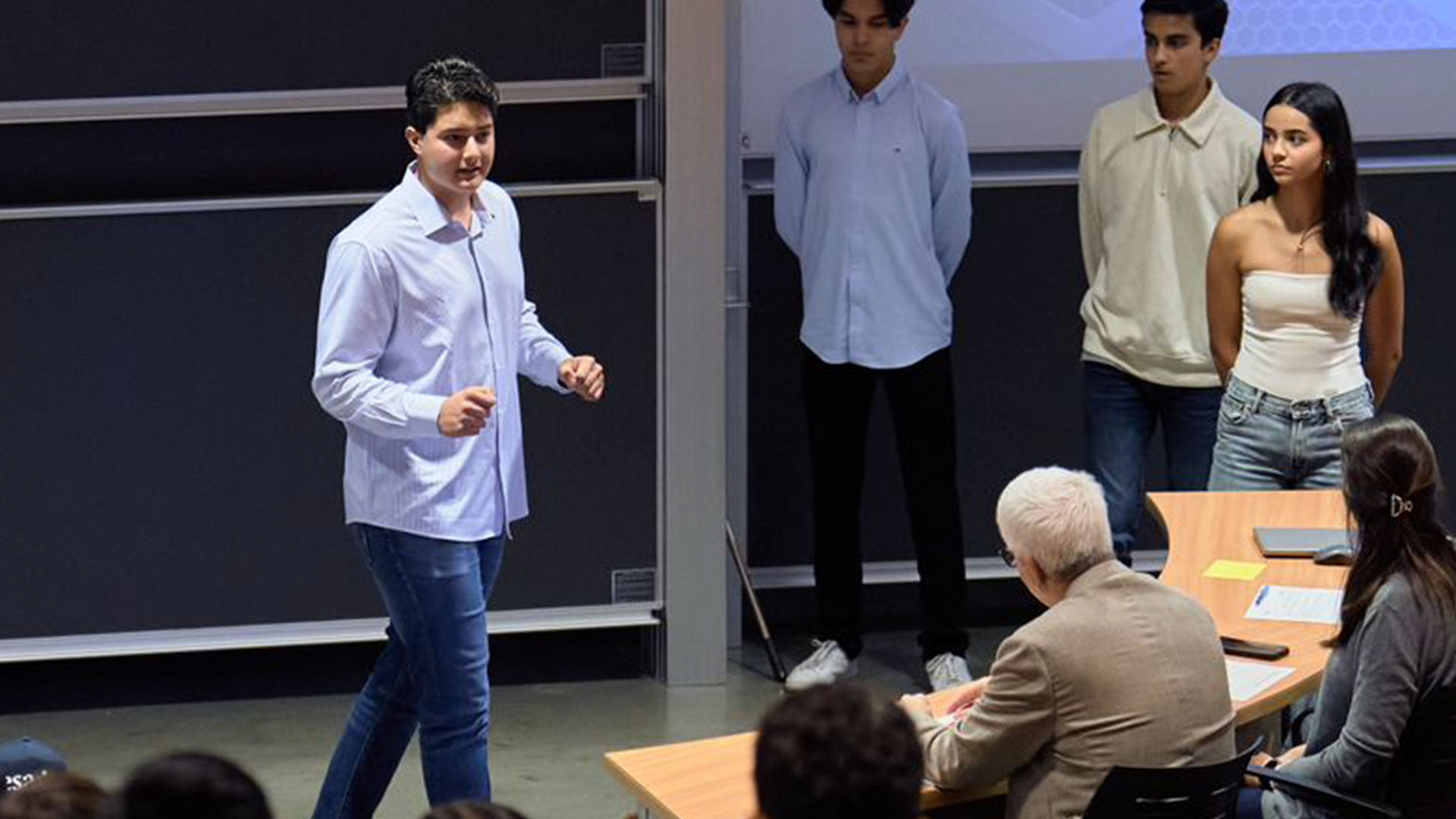 Jacobo Palafox, estudiante de PrepaTec CEM, obtuvo el primer lugar de la competencia final de pitch de la Esade, en Barcelona, con su emprendimiento.