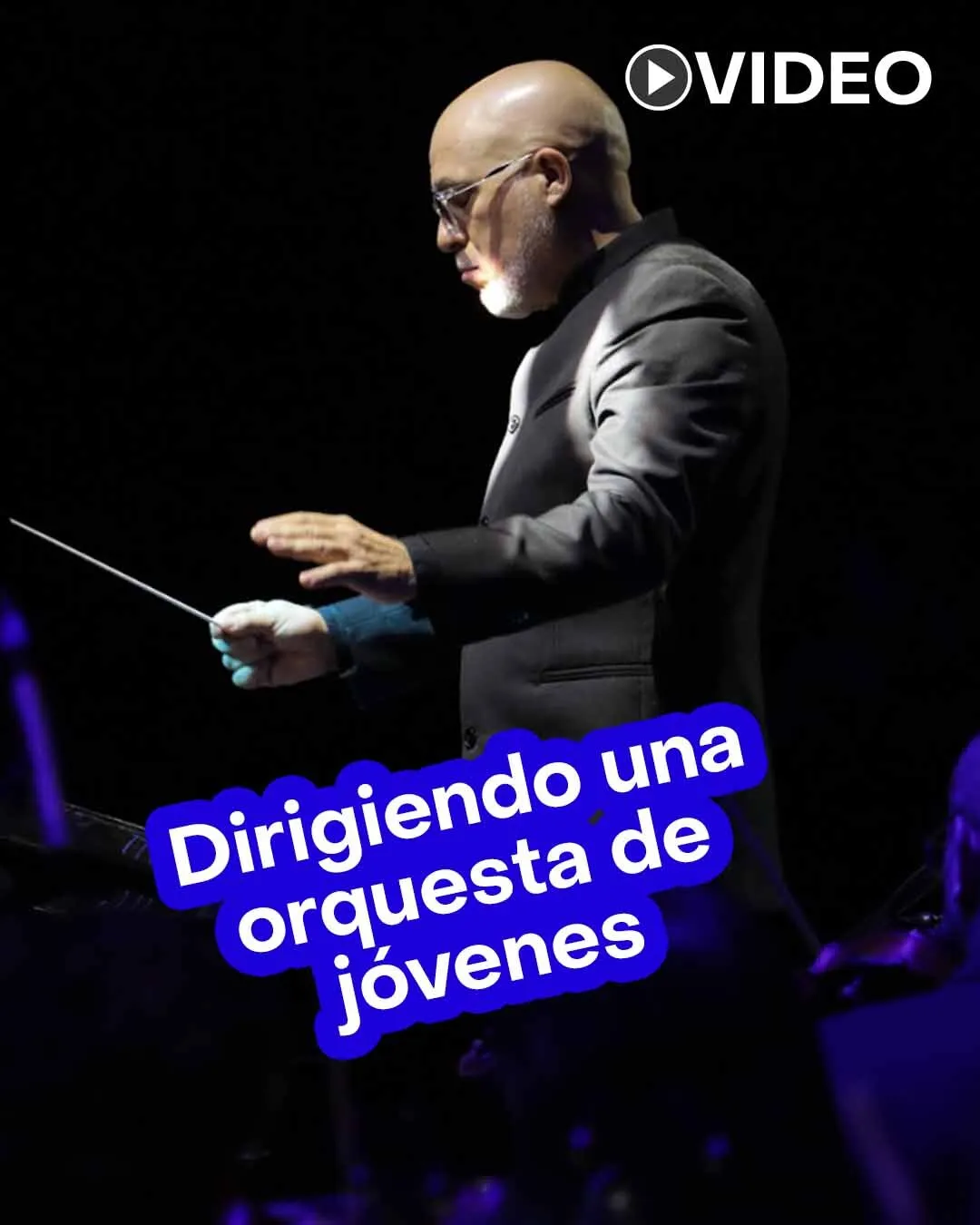 Dirigiendo una orquesta juvenil.