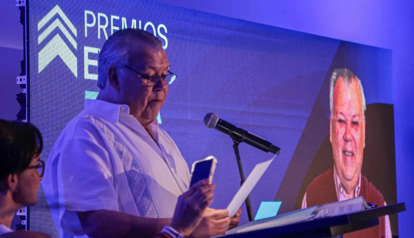 Rafael González Acuña agradeciendo su premio al mérito exatec