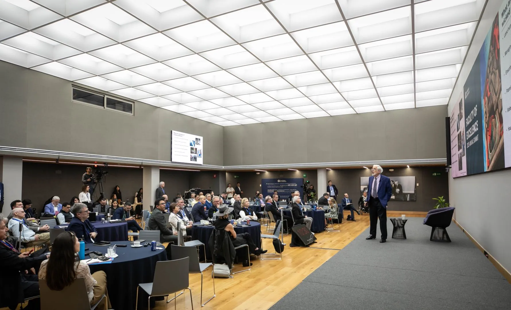 Steven Popper hablando en frente de personas