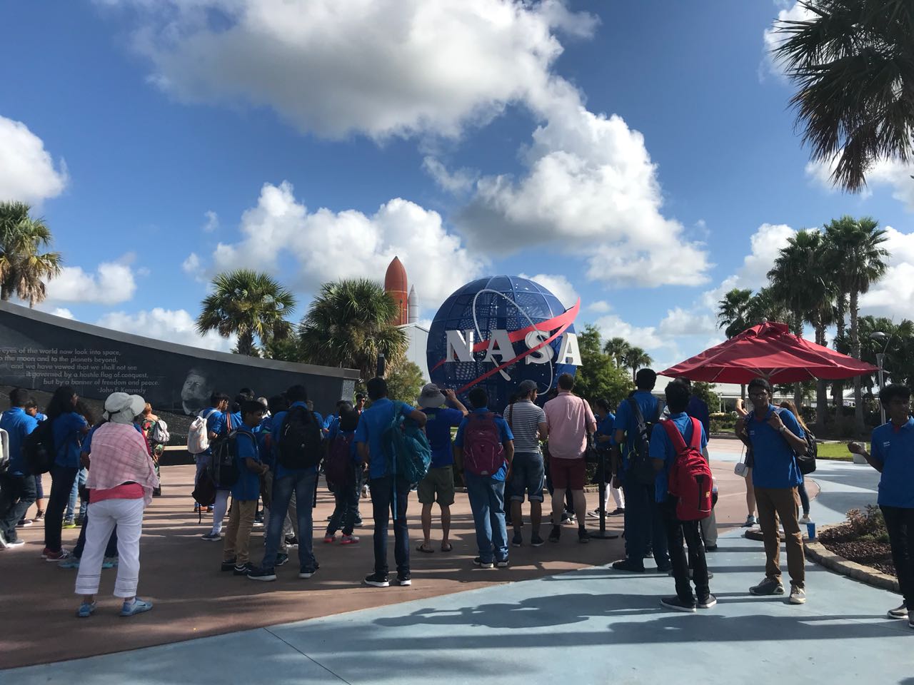 Durante su viaje visitaron el Centro Espacial Kennedy, en Cabo Cañaveral.