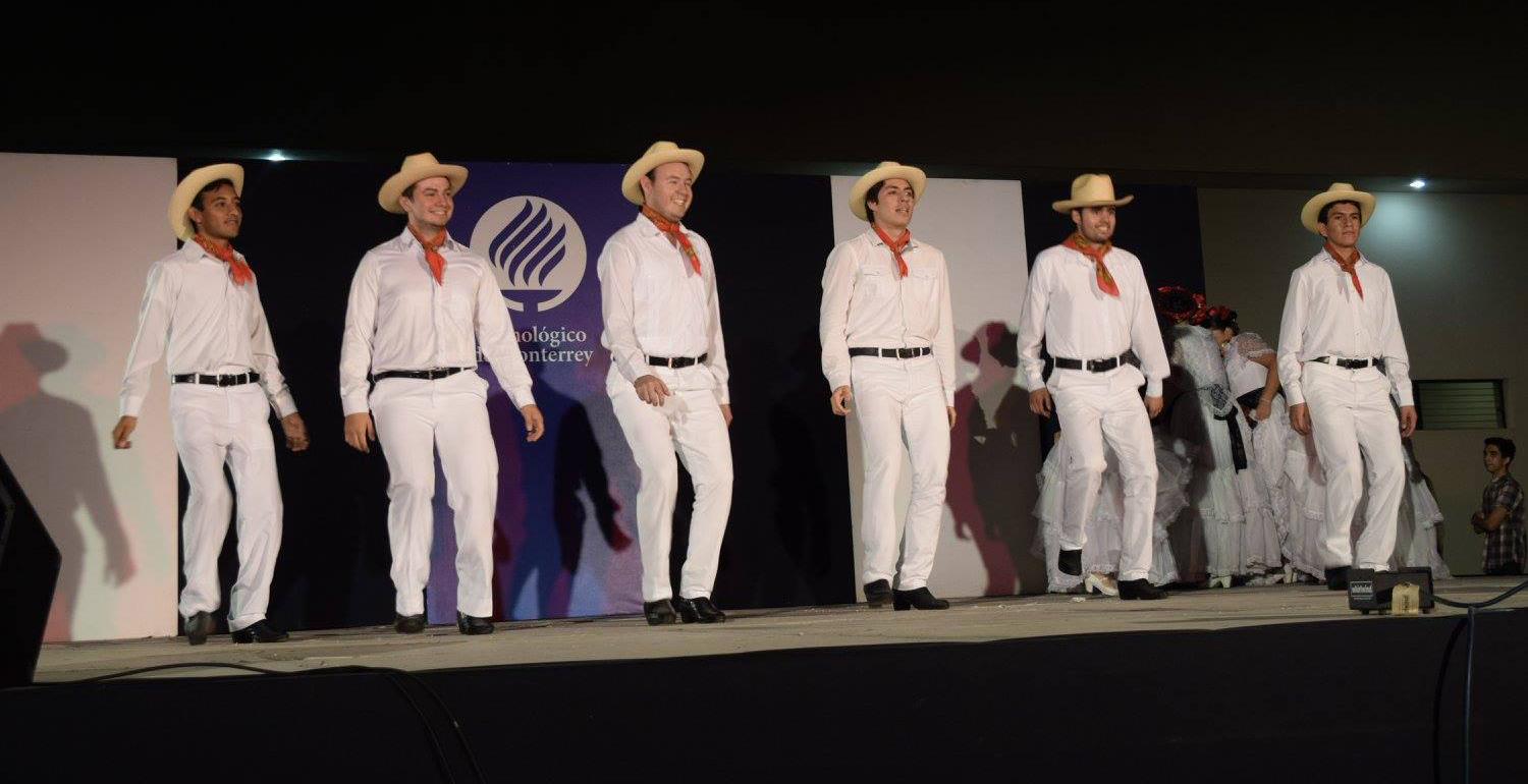 Kevin Moreno durante una presentación de grupo folklórico.