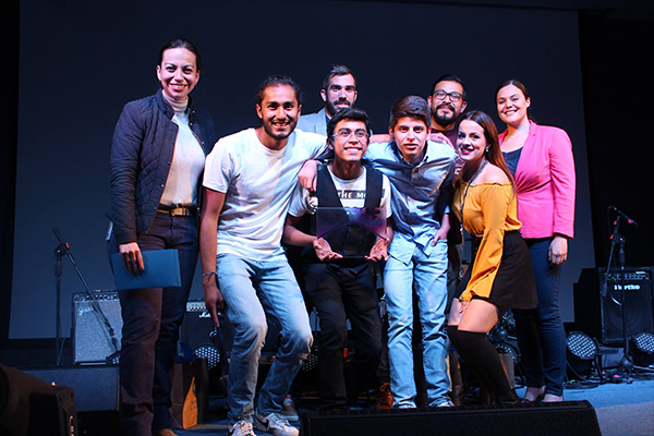 Alumnos en tercer lugar durante el Festival de la canción