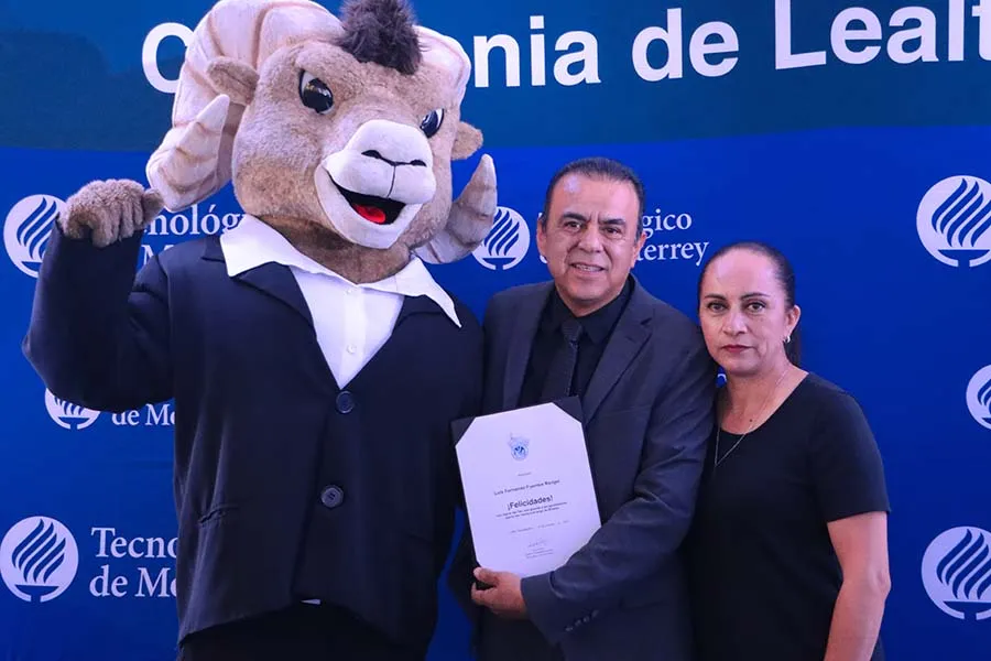 Luis Fernando Fuentes en compañía de Teus celebrando sus 30 años de lealtad